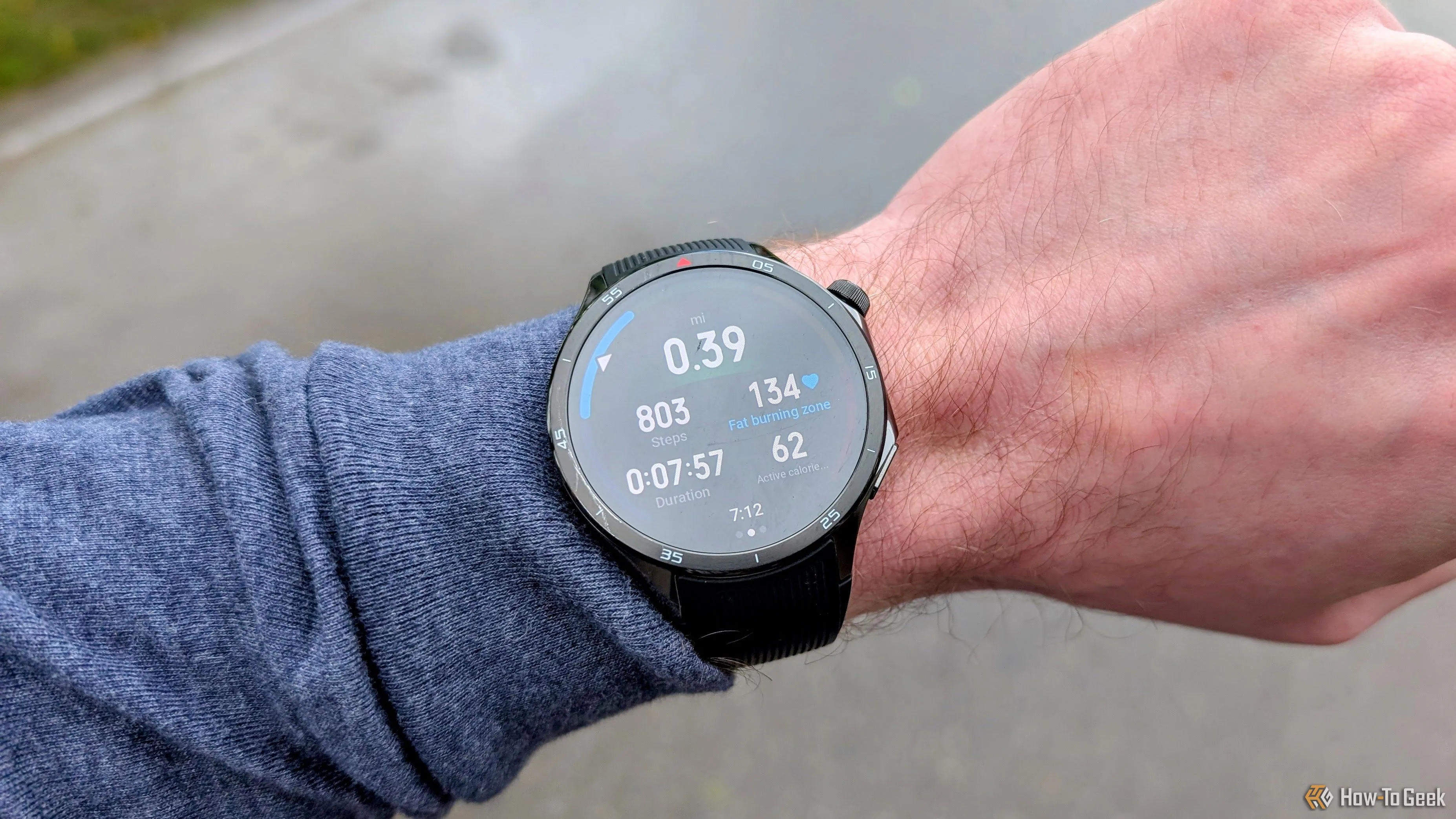OnePlus Watch 3 đang theo dõi hoạt động ngoài trời với GPS tích hợp, hỗ trợ nhiều môn thể thao.