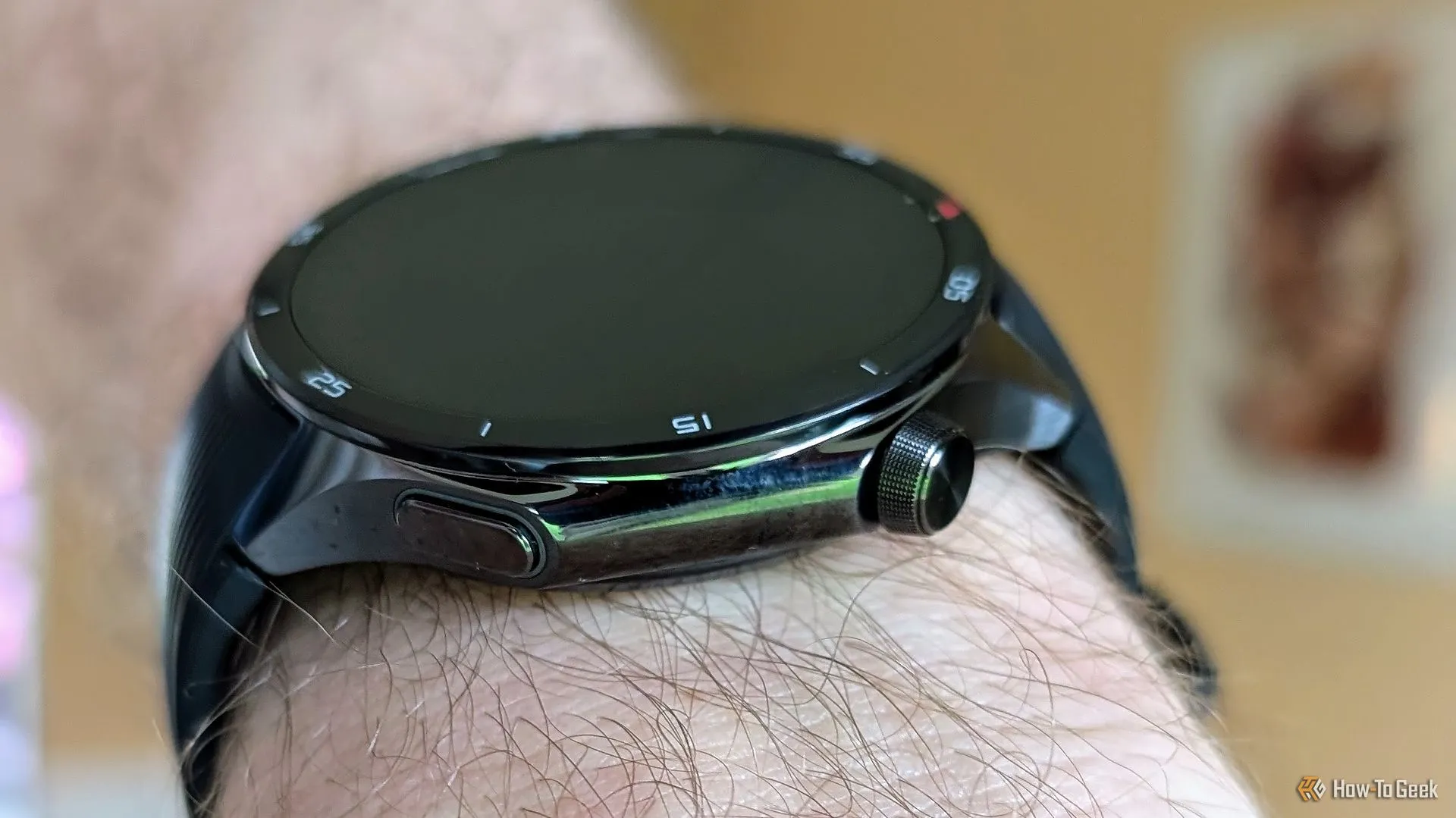 OnePlus Watch 3 đeo trên cổ tay, phù hợp với người dùng yêu thích thiết kế mạnh mẽ và thời lượng pin dài.