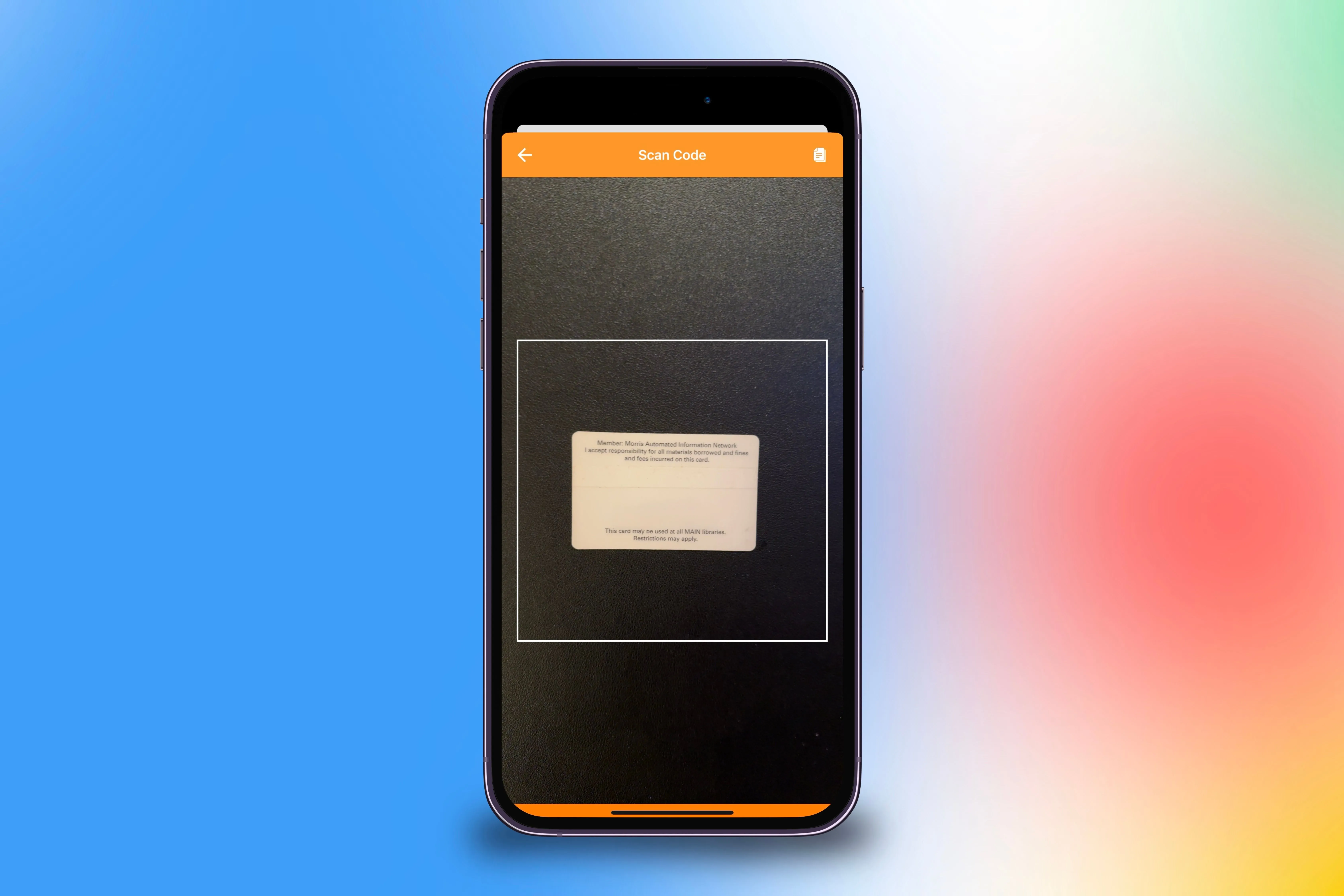 Quét mã vạch thẻ thư viện vật lý bằng ứng dụng Pass2U trên iPhone để số hóa, giúp dễ dàng truy cập thẻ trong Apple Wallet.