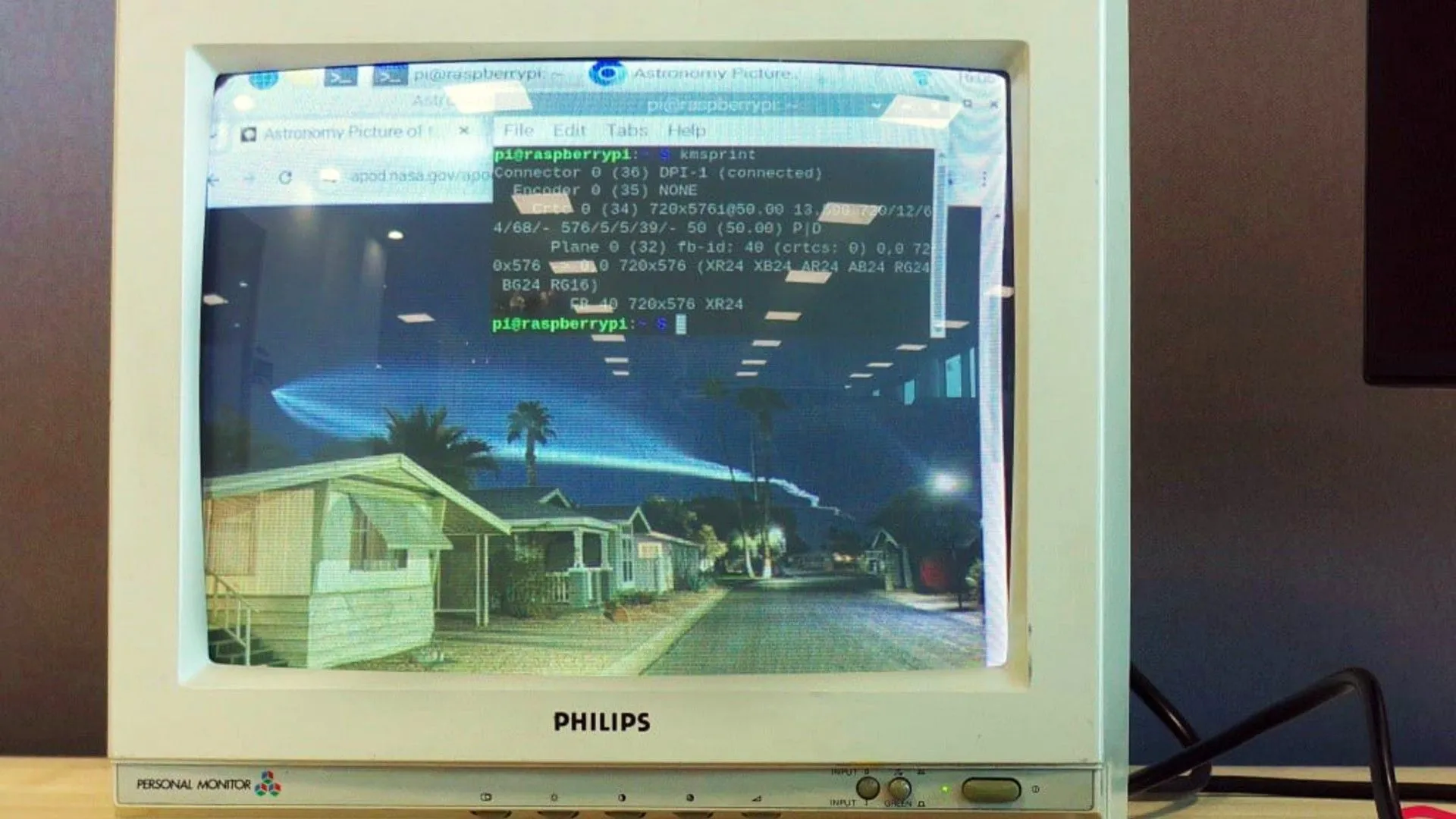 Raspberry Pi 5 đang phát video trên một màn hình CRT cũ