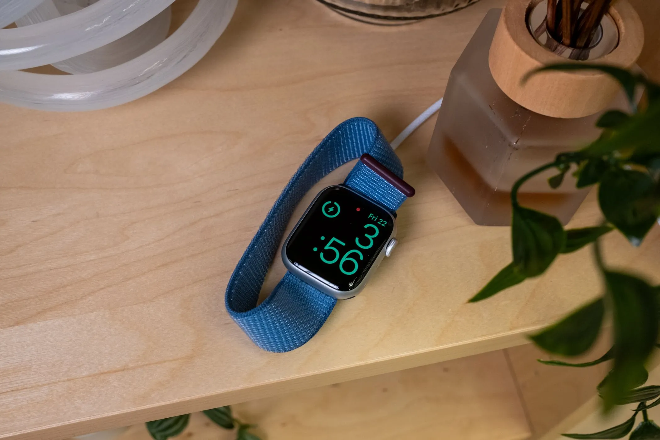 Sạc Apple Watch Series 9 trên bàn.