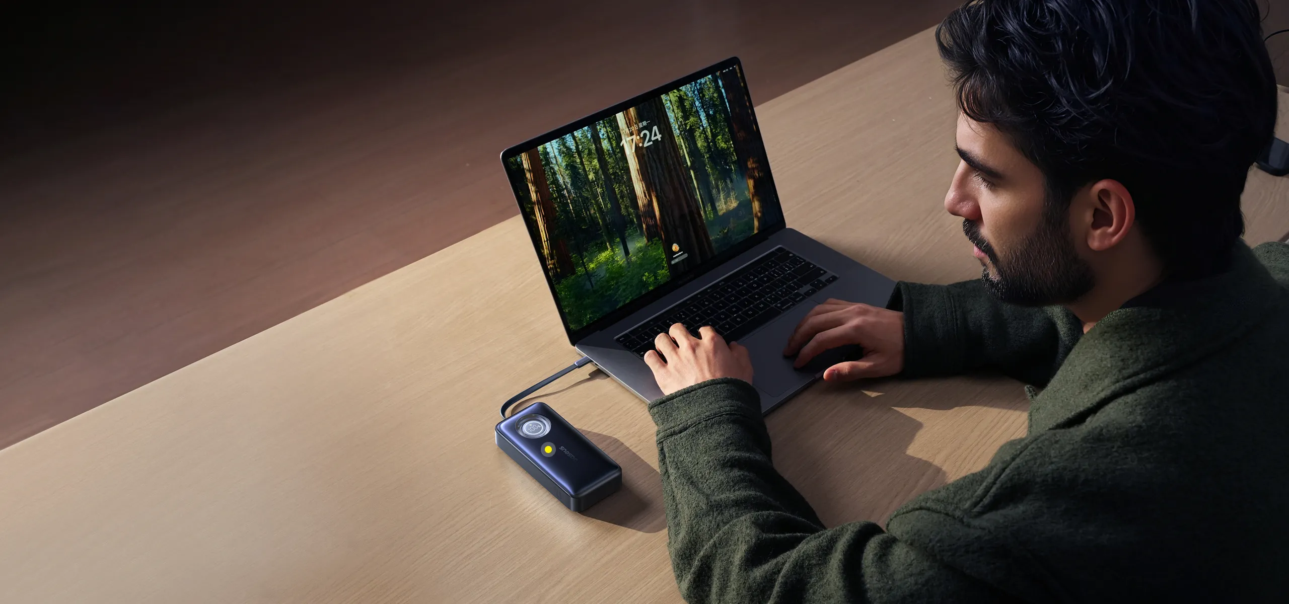 Sạc dự phòng Baseus Enercore CR11 đang sạc nhanh một chiếc laptop qua cáp USB-C rút gọn