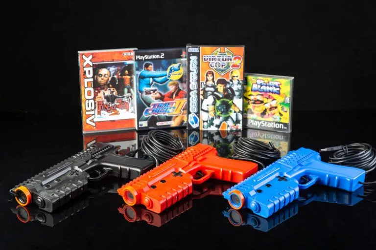 Sinden Lightgun với ba màu sắc khác nhau, cùng bốn tựa game bắn súng light gun kinh điển: The House of the Dead, Time Crisis II, Virtua Cop 2, và Point Blank.