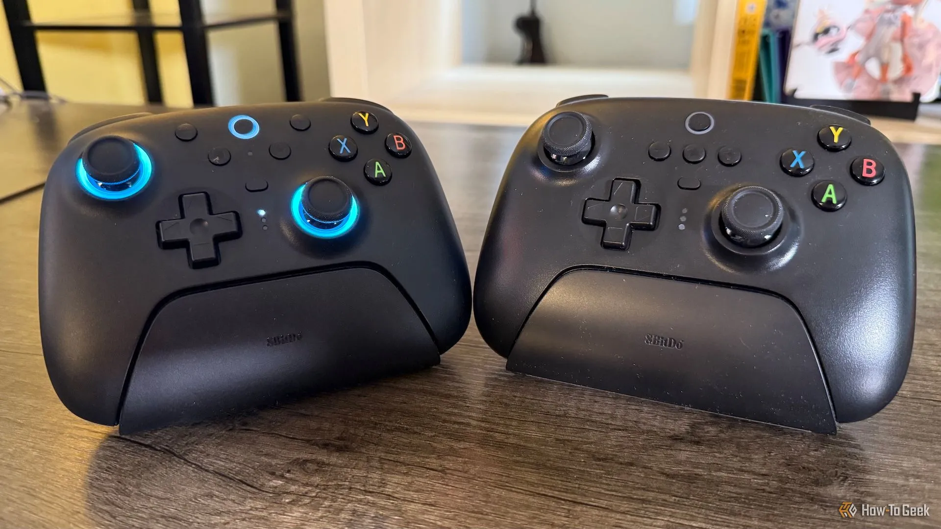 So sánh thiết kế giữa tay cầm 8BitDo Ultimate 2 Wireless và 8BitDo Ultimate 2.4 GHz.