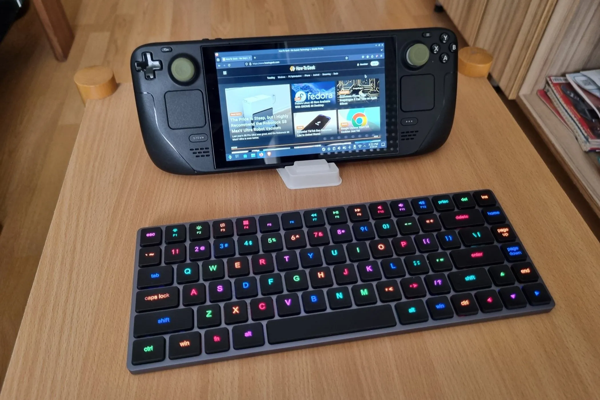 Steam Deck được đặt cùng với một bàn phím cơ cấu hình thấp, cho thấy thiết lập điển hình khi sử dụng Steam Deck như một PC di động để làm việc hoặc giải trí.