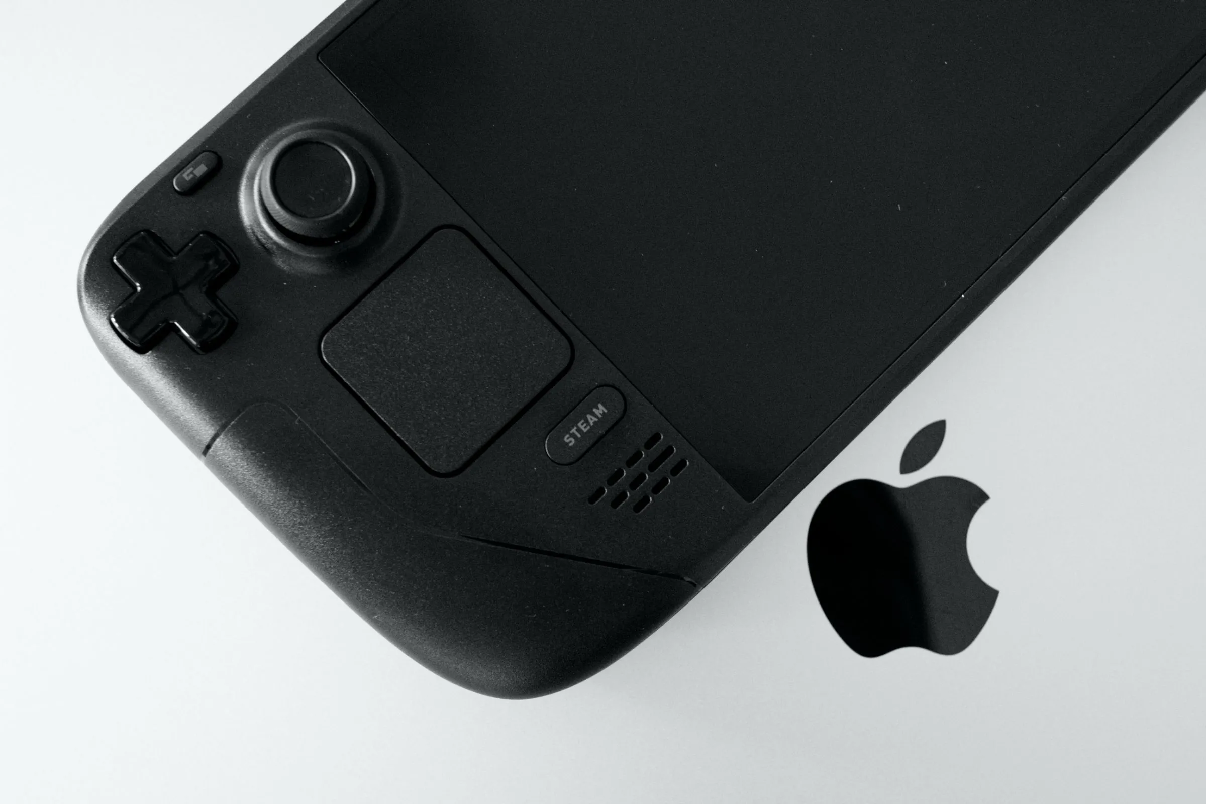 Steam Deck OLED kết nối với MacBook Pro, minh họa việc sử dụng KVM ảo để điều khiển.