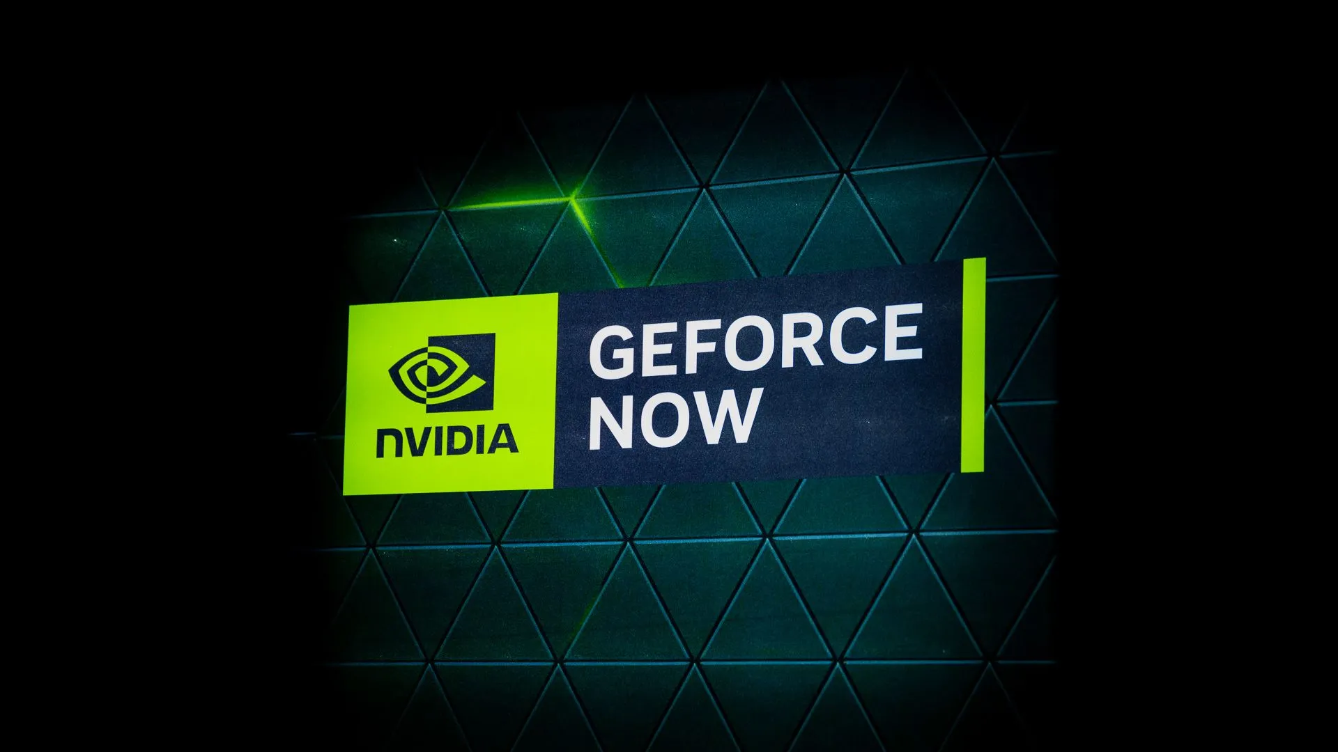 Tấm biển quảng cáo Nvidia GeForce Now tại gian hàng của công ty tại CES 2023, nơi dịch vụ này đã giới thiệu các công nghệ chơi game tiên tiến như RTX 40-series.