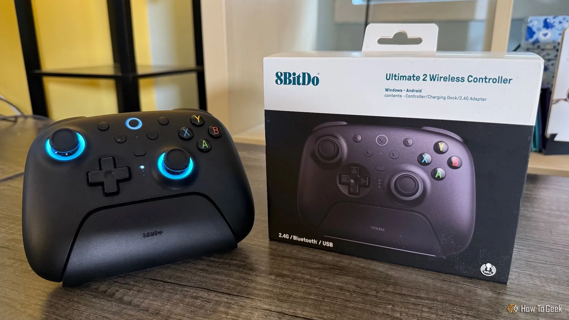 Tay cầm chơi game 8BitDo Ultimate 2 Wireless và hộp sản phẩm, thể hiện sự hoàn thiện của sản phẩm.