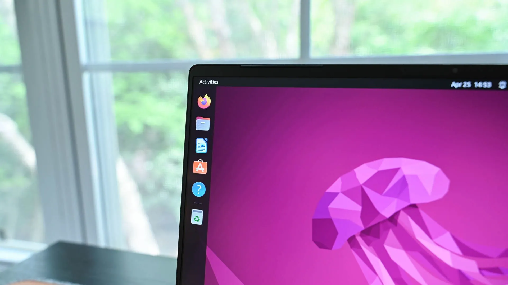 Thanh công cụ bên cạnh trên màn hình máy tính xách tay chạy Ubuntu, thể hiện giao diện quen thuộc của hệ điều hành Linux.