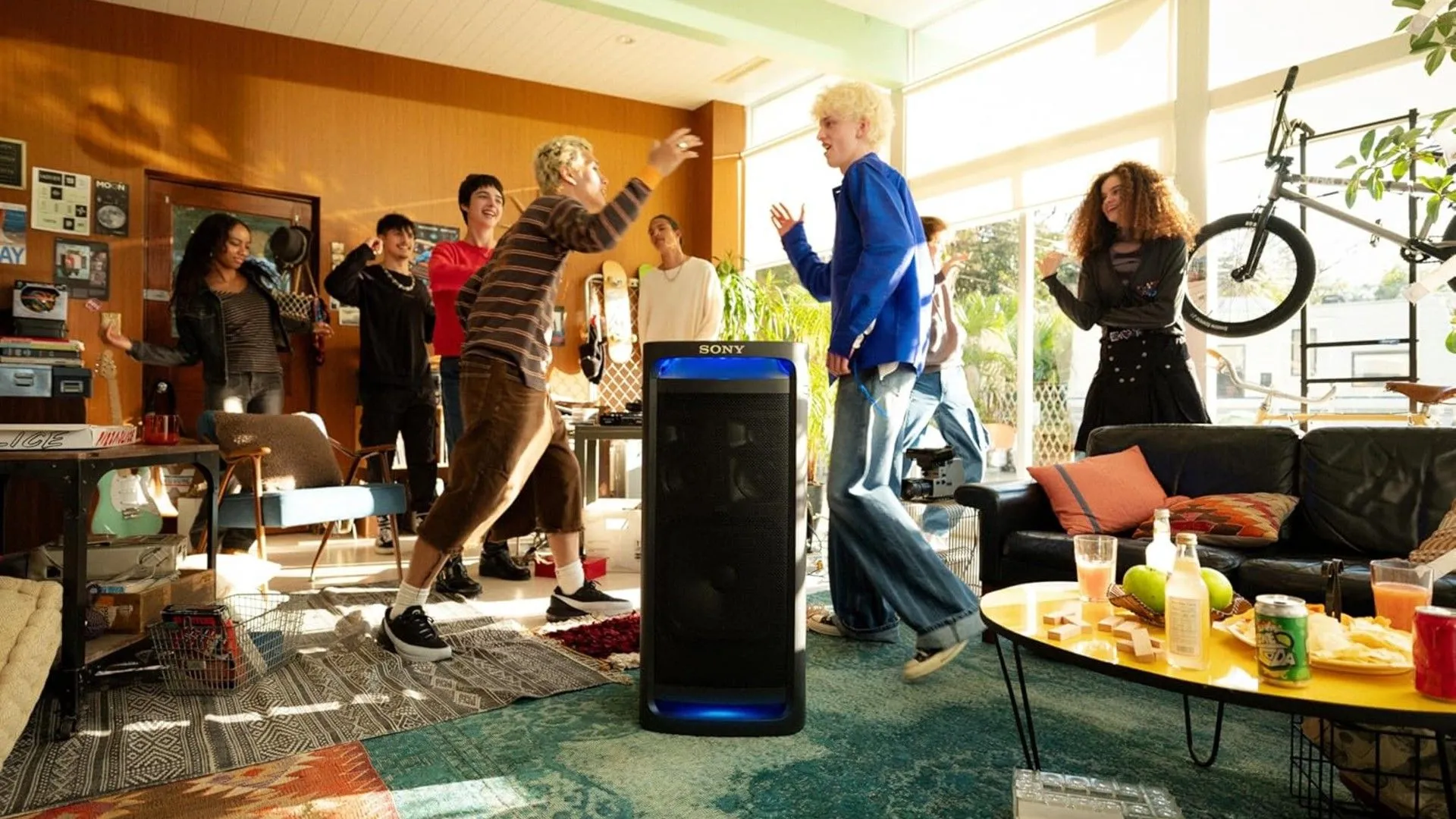 Thanh niên đang tiệc tùng với loa Sony ULT Series, thể hiện không khí sôi động