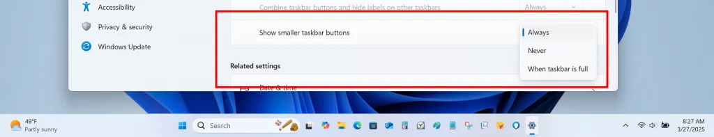 Thanh Taskbar của Windows 11 với các biểu tượng đã được thu nhỏ, cài đặt điều chỉnh kích thước biểu tượng được đánh dấu.