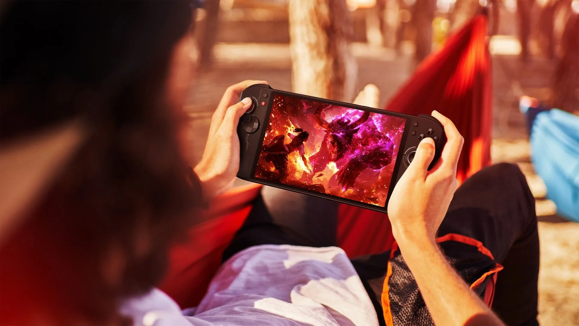 Thiết bị chơi game cầm tay Acer Nitro Blaze 8 được cầm trên tay