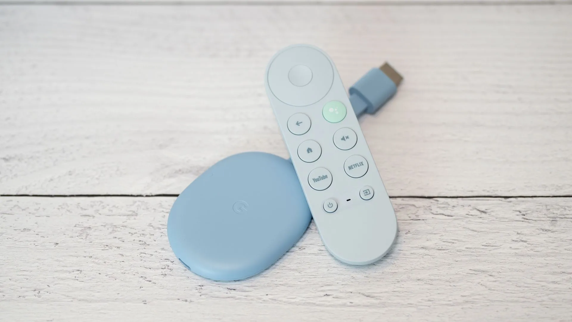 Thiết bị Google Chromecast with Google TV màu trắng trên mặt bàn