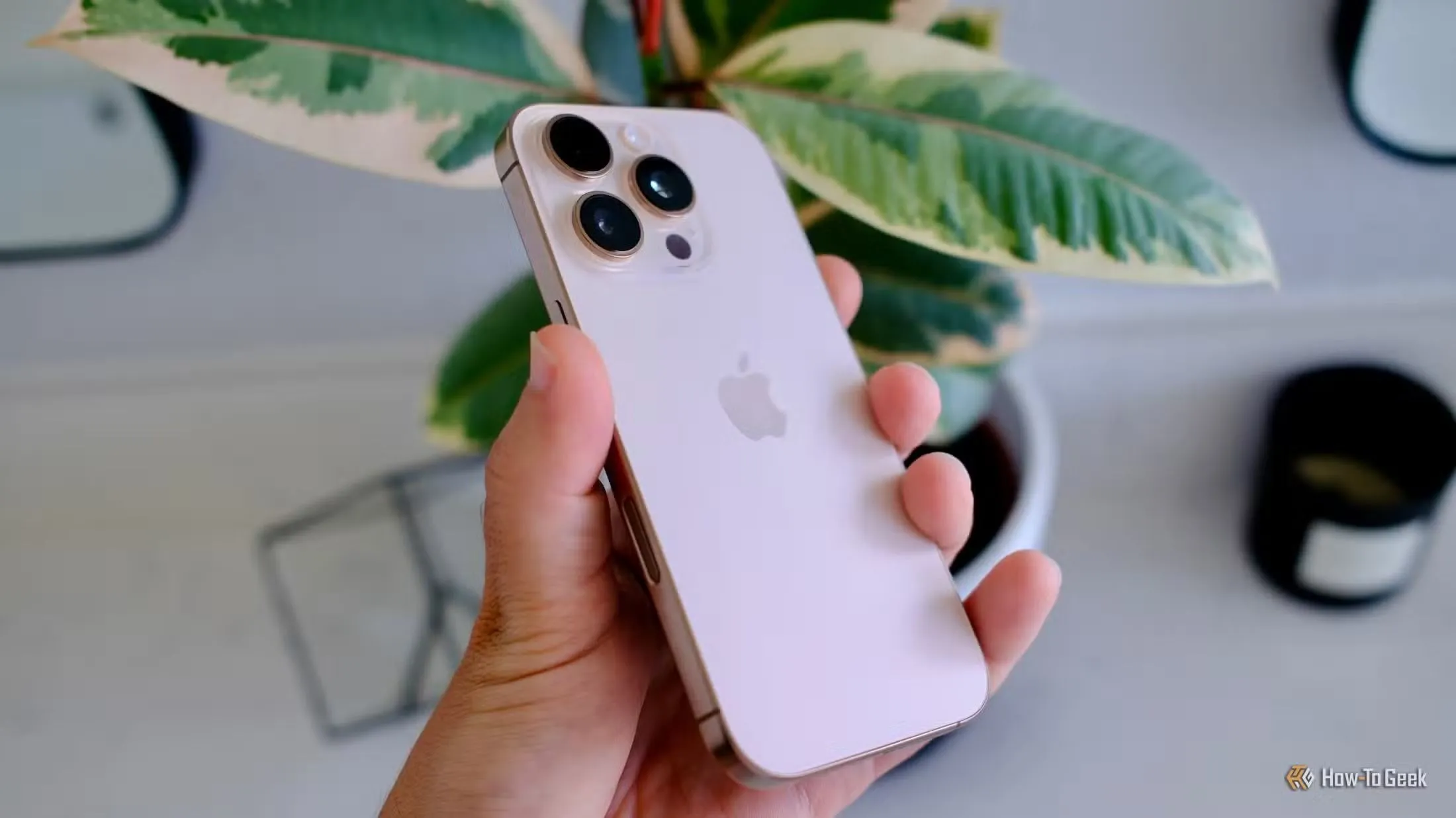 Thiết kế mặt lưng iPhone 16 Pro