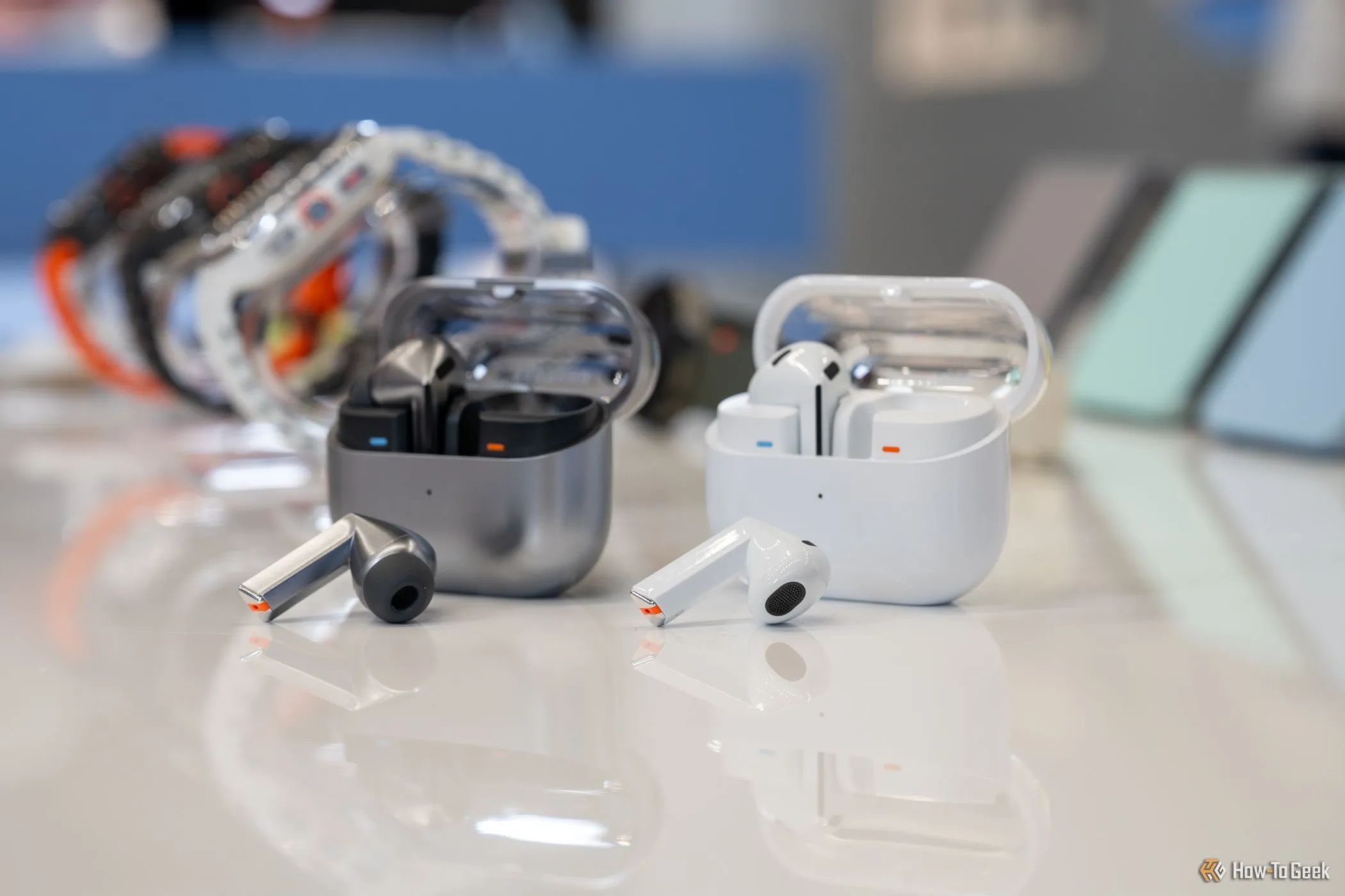 Thiết kế thân dài của Samsung Galaxy Buds 3 Pro (trái) và Galaxy Buds 3 (phải) được đặt cạnh nhau, cho thấy sự khác biệt và điểm chung trong ngôn ngữ thiết kế tai nghe mới của Samsung.