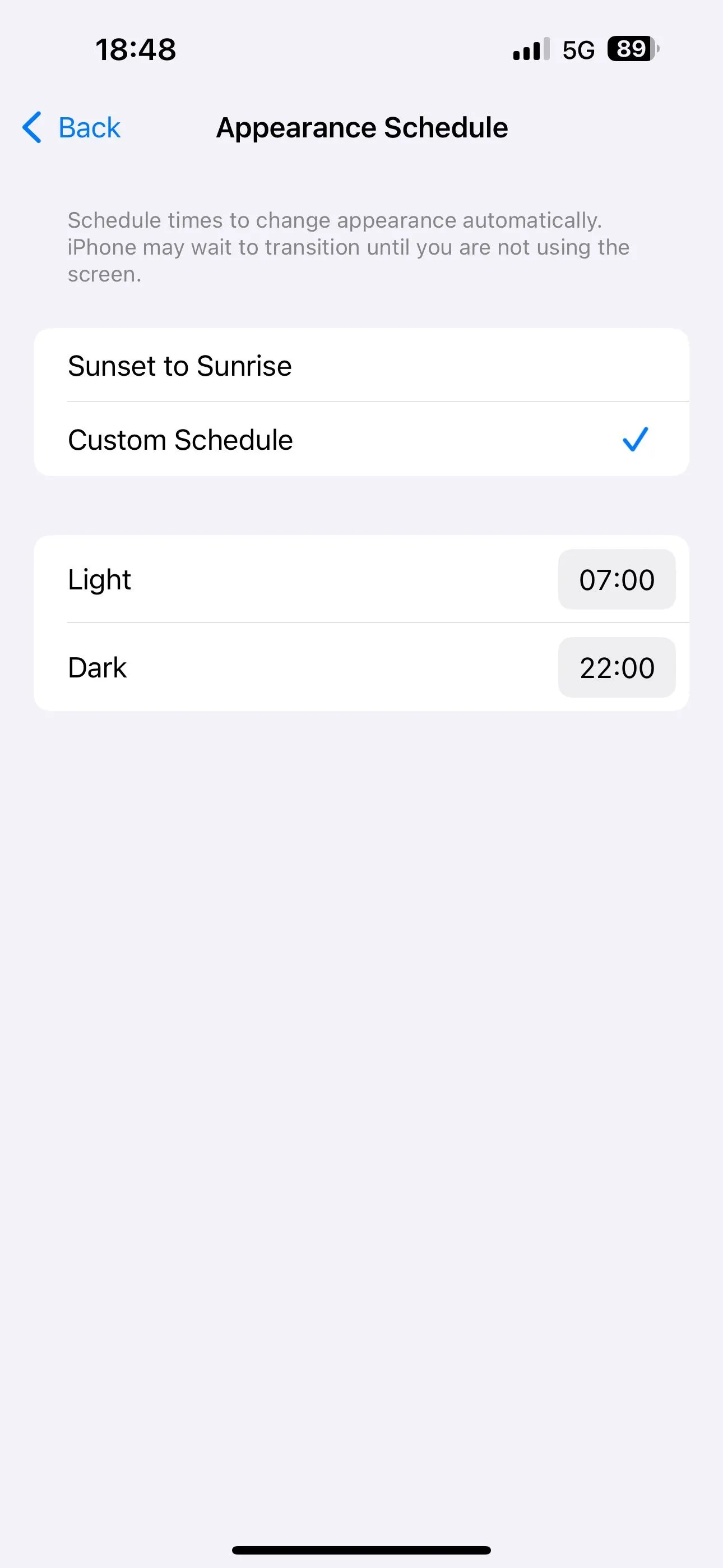 Thiết lập lịch trình tùy chỉnh cho tính năng Tự động bật/tắt Chế độ Tối trên iPhone để phù hợp với thói quen sử dụng ban đêm.