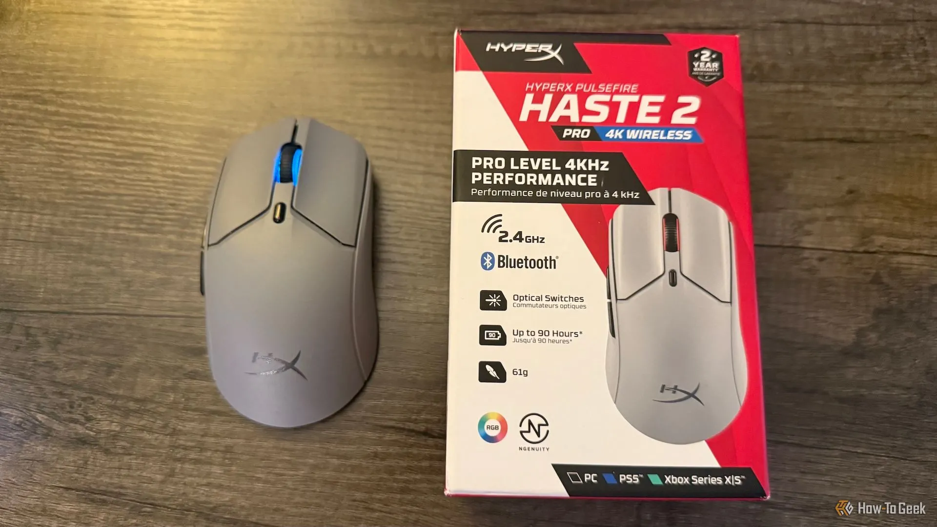 Toàn cảnh HyperX Pulsefire Haste 2 Pro cùng hộp sản phẩm, thể hiện sự hoàn chỉnh của gói bán hàng.