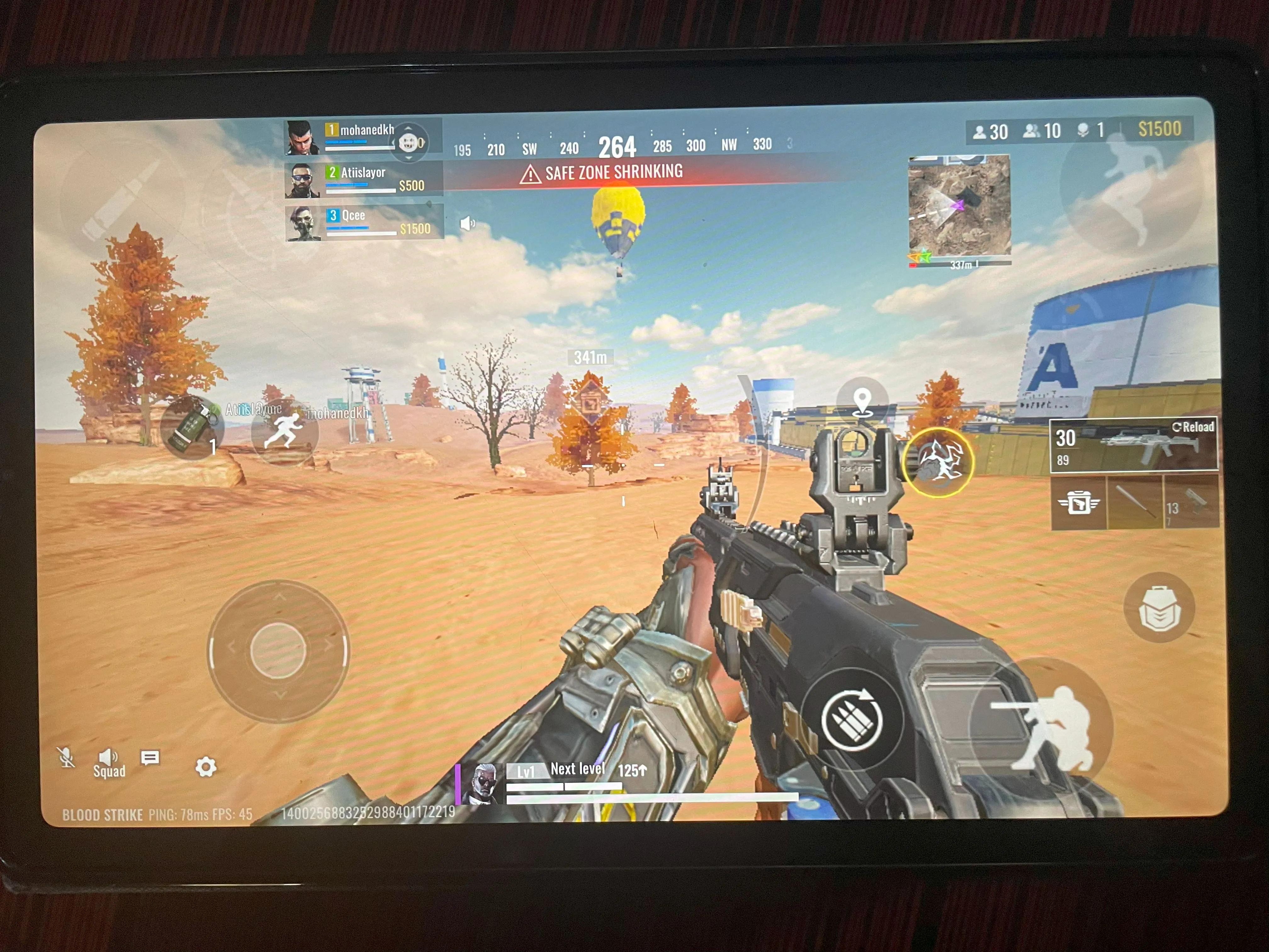 Trận đấu Blood Strike đang diễn ra trên màn hình tablet Android, hiển thị không gian game rộng rãi và chi tiết hình ảnh rõ nét hơn.