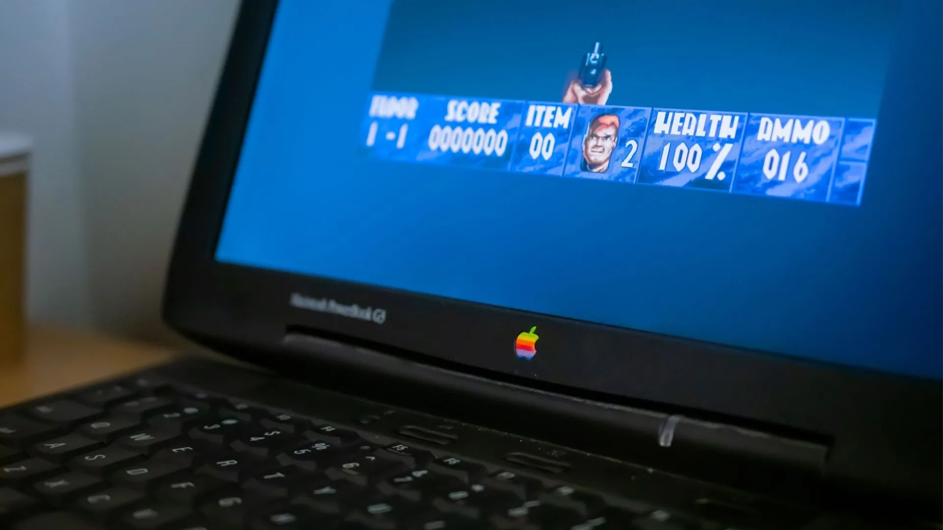 Triển lãm các mẫu laptop Apple cũ chơi game retro trong bảo tàng công nghệ, minh họa hành trình gaming trên Mac.