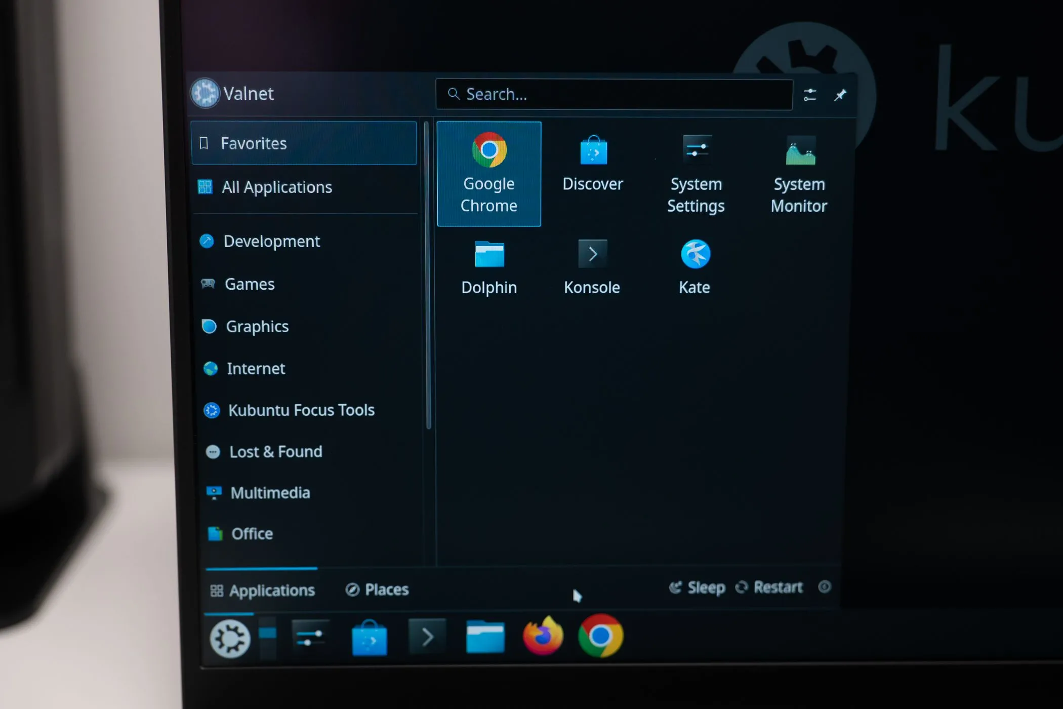 Trình khởi chạy ứng dụng (application launcher) hiển thị nhiều phần mềm cài đặt trên một hệ điều hành Linux desktop.