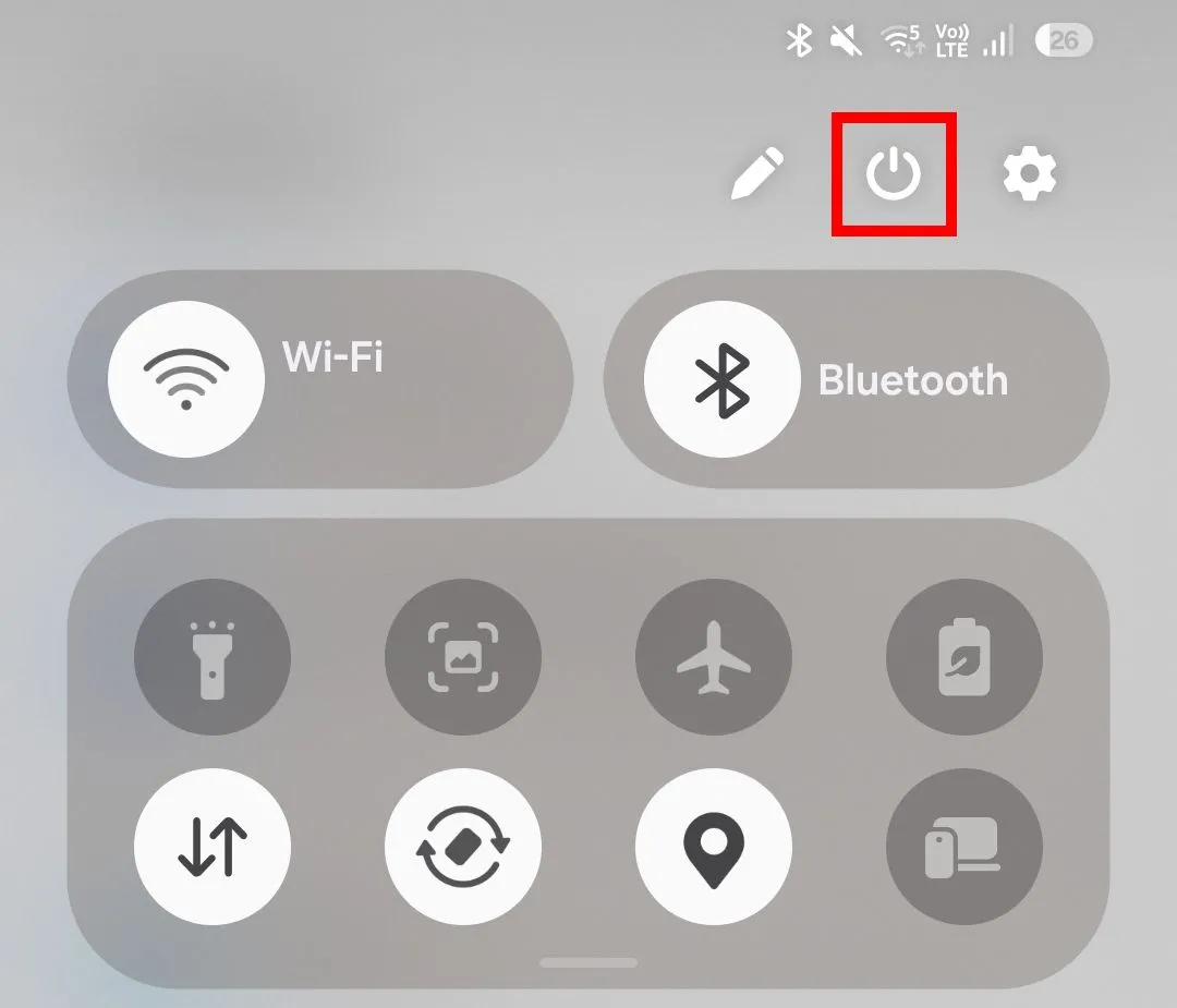Tùy chọn tắt nguồn và khởi động lại hiển thị trong bảng cài đặt nhanh trên Galaxy S25.