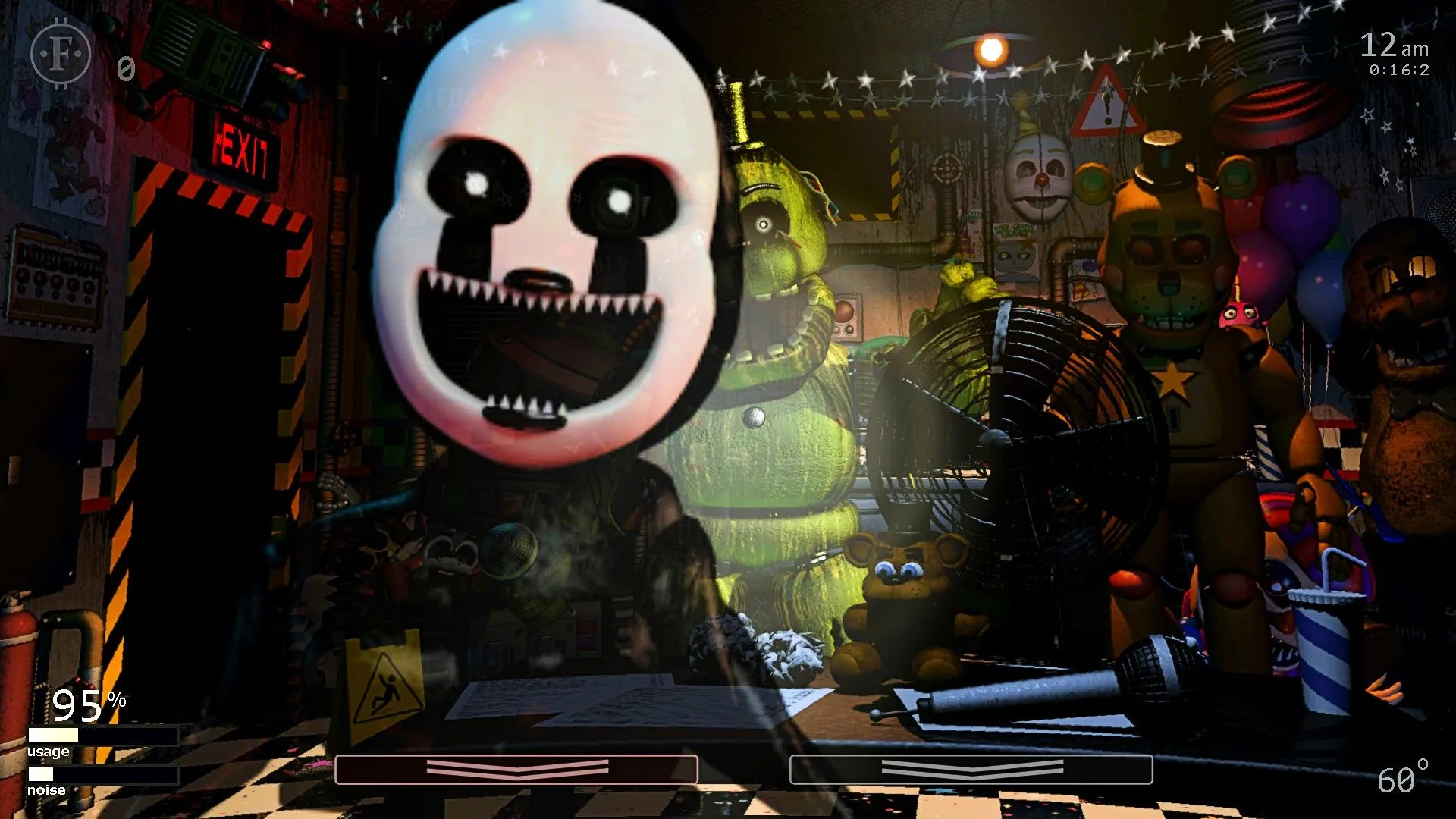 Ultimate Custom Night với hình ảnh một nhân vật animatronic kinh dị lao về phía người chơi, nhấn mạnh yếu tố kinh dị và thử thách sinh tồn trong game.