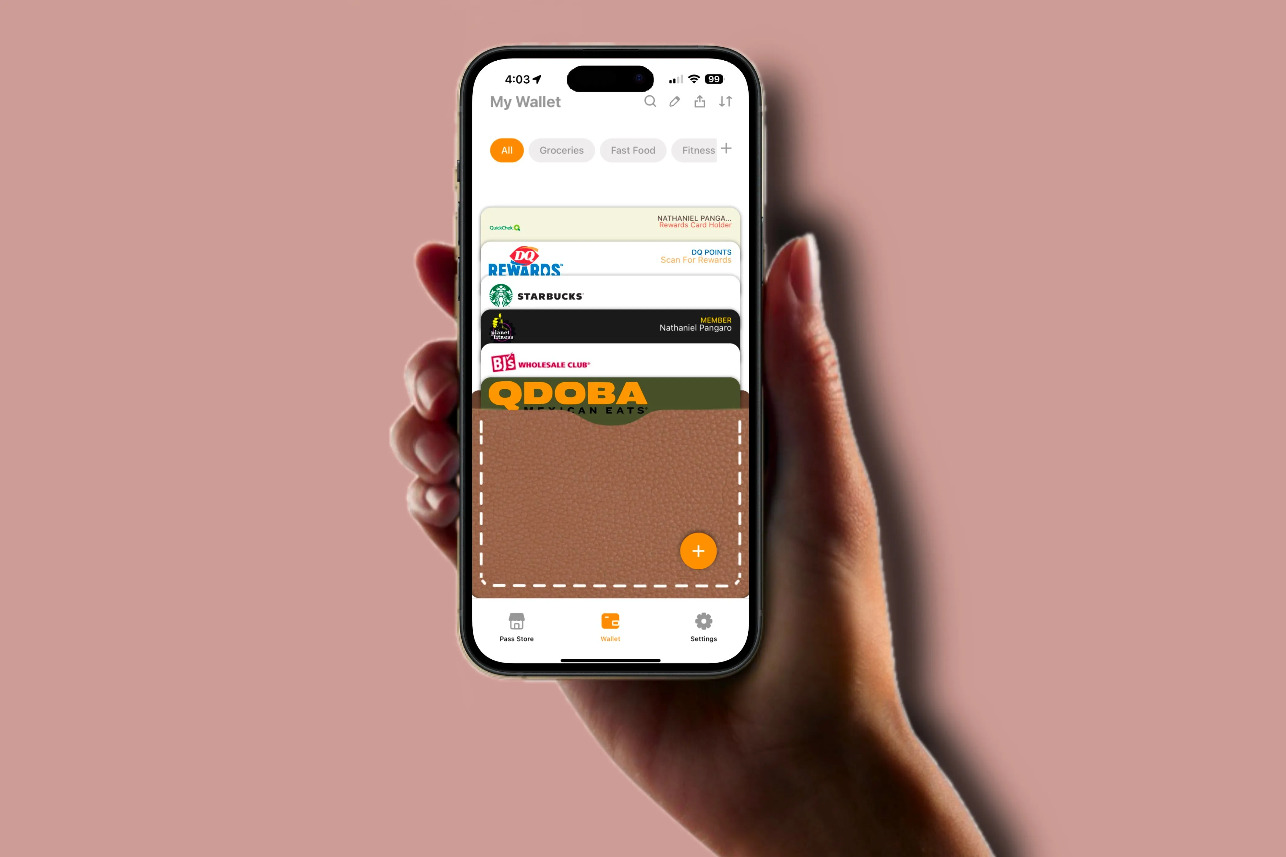 Ứng dụng Pass2U Wallet hiển thị các thẻ đã tạo trên iPhone, minh họa khả năng quản lý và truy cập dễ dàng các thẻ kỹ thuật số tùy chỉnh.