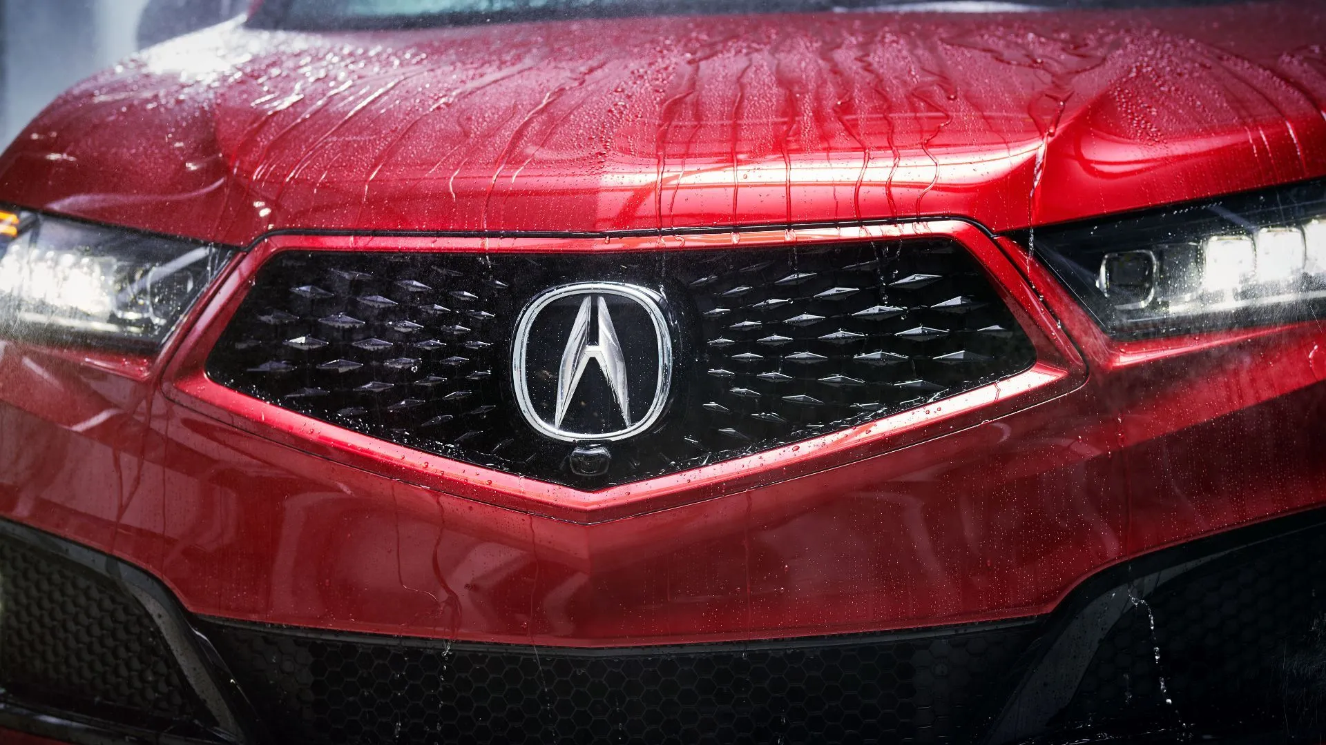 Xe SUV Acura MDX màu trắng đang đỗ trên đường
