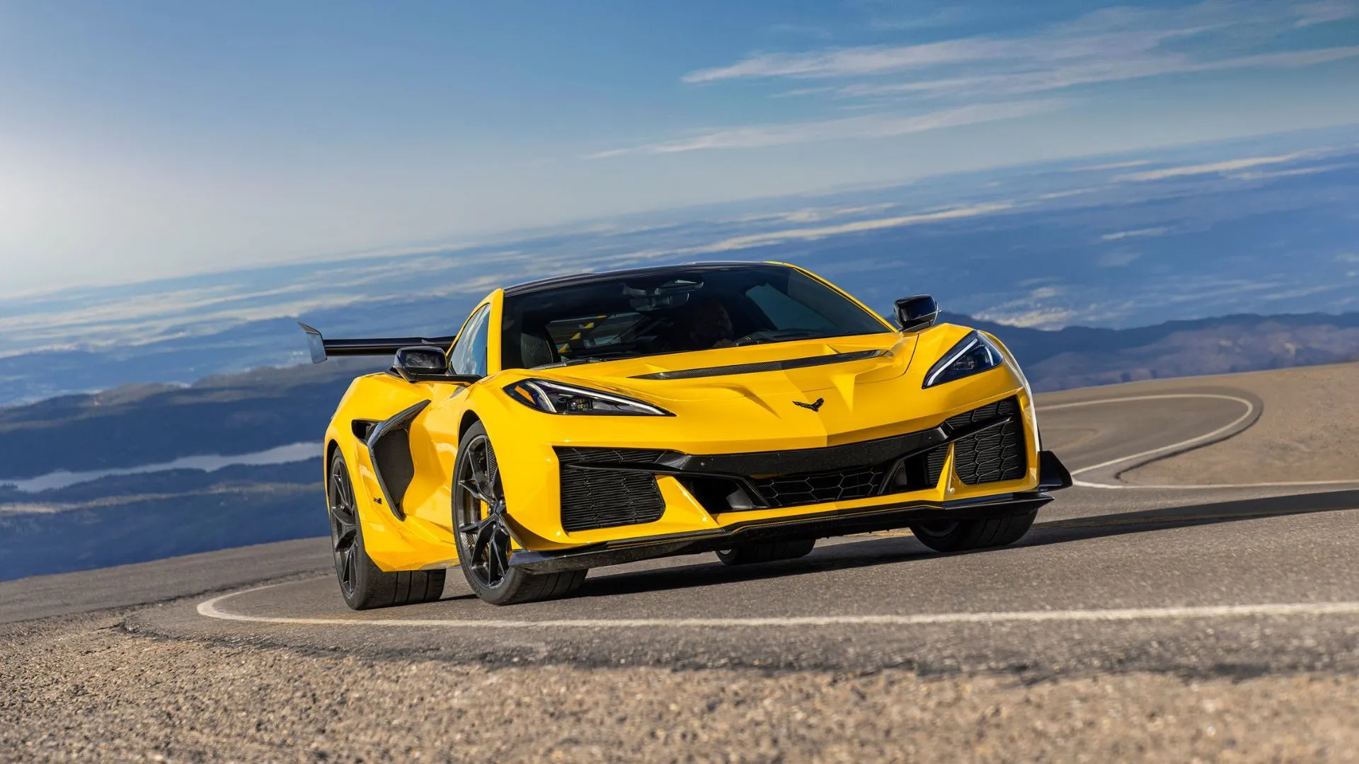 Xe thể thao 2025 Chevrolet Corvette ZR1 Coupe màu đỏ đang di chuyển