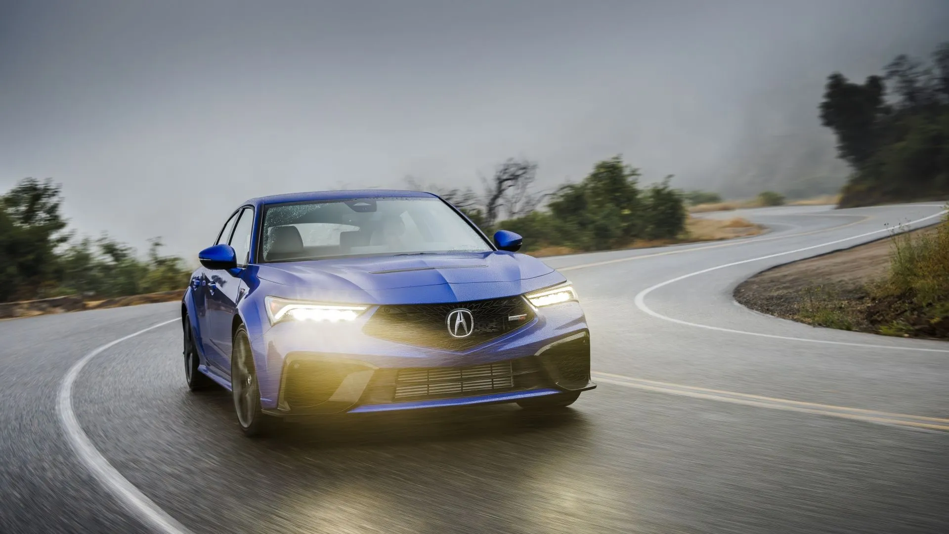 Acura Integra Type S 2024 màu trắng bạc với thiết kế thể thao và sang trọng, đang đậu nghiêng 3/4 từ phía trước.