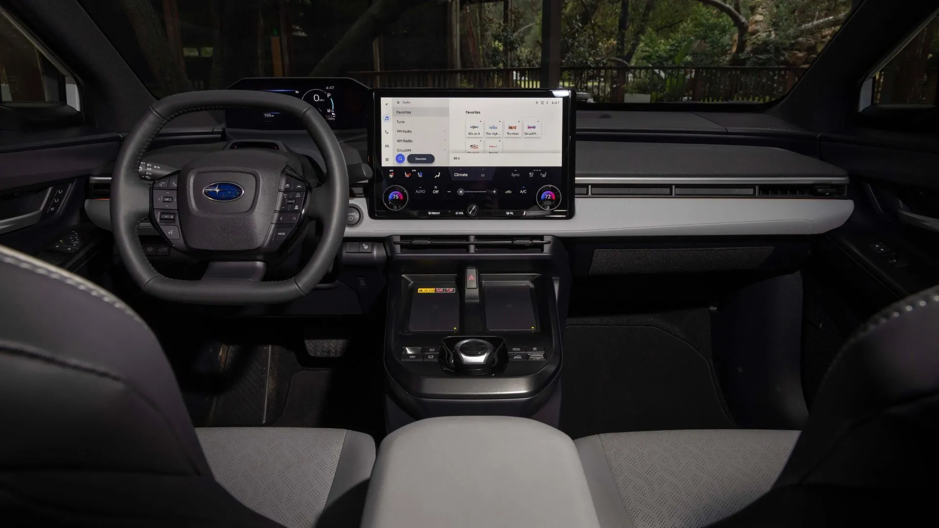 Ảnh cận cảnh bảng điều khiển của Subaru Solterra 2026, hiển thị vô lăng và màn hình thông tin giải trí.