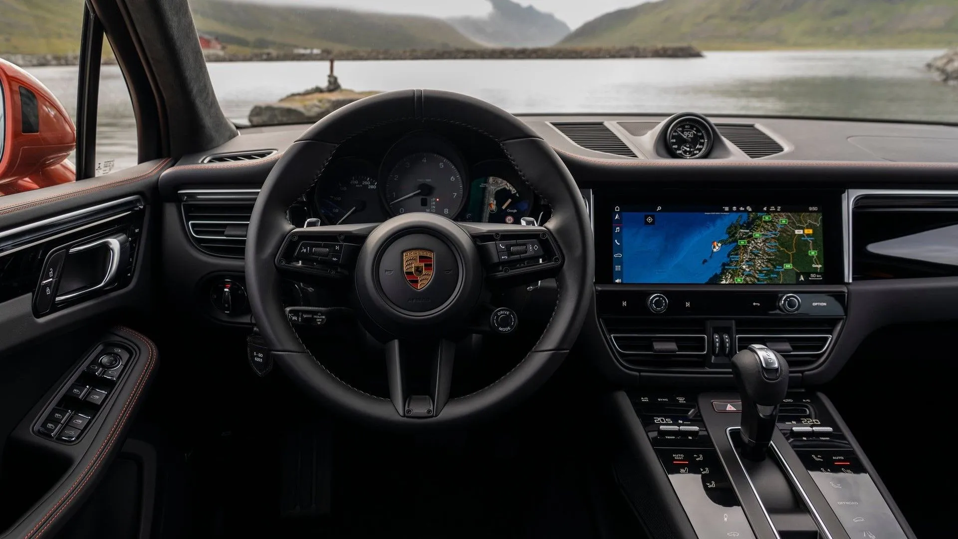 Ảnh cận cảnh bảng điều khiển trung tâm của Porsche Macan 2025, cho thấy sự tích hợp công nghệ màn hình cong và các nút điều khiển trực quan
