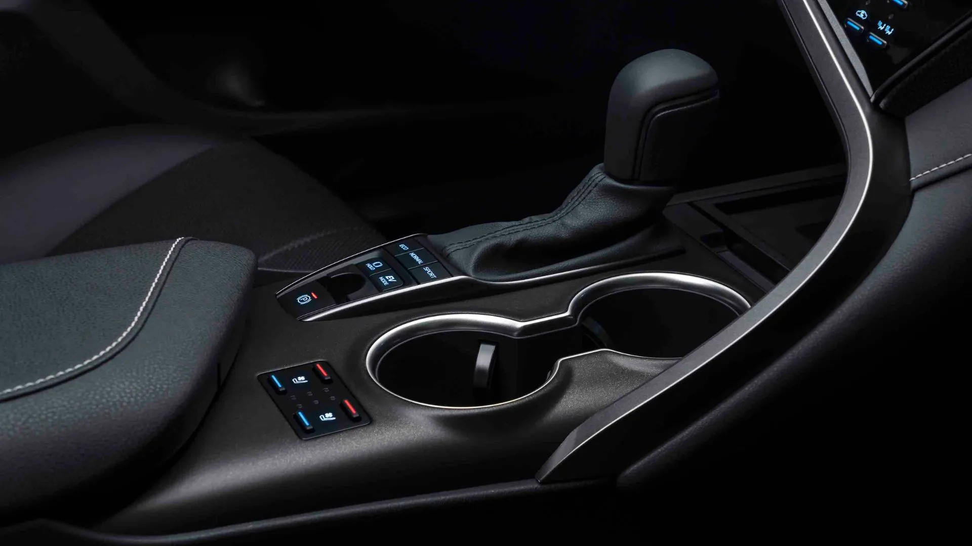 Ảnh cận cảnh cần số e-CVT của Toyota Camry Hybrid 2022, minh họa hệ thống truyền động điện tử vô cấp giúp tối ưu hiệu suất nhiên liệu.