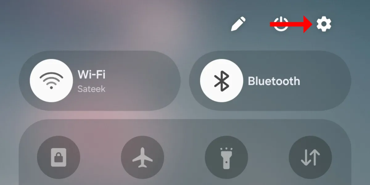 Ảnh chụp màn hình menu Cài đặt nhanh trên Galaxy S25, mũi tên chỉ vào biểu tượng Cài đặt