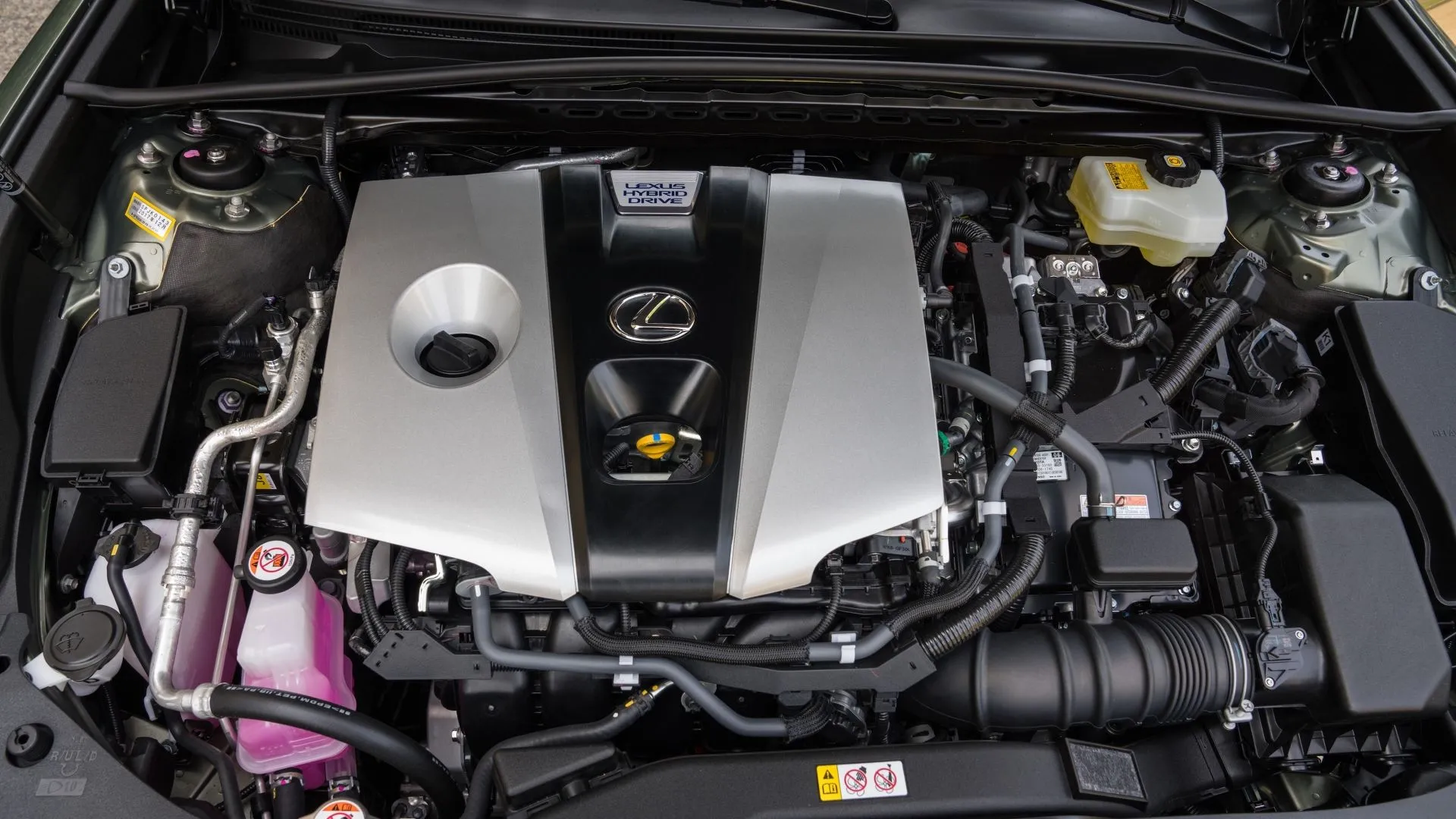 Ảnh động cơ của Lexus ES 300h đời 2021, khoang động cơ sạch sẽ và gọn gàng