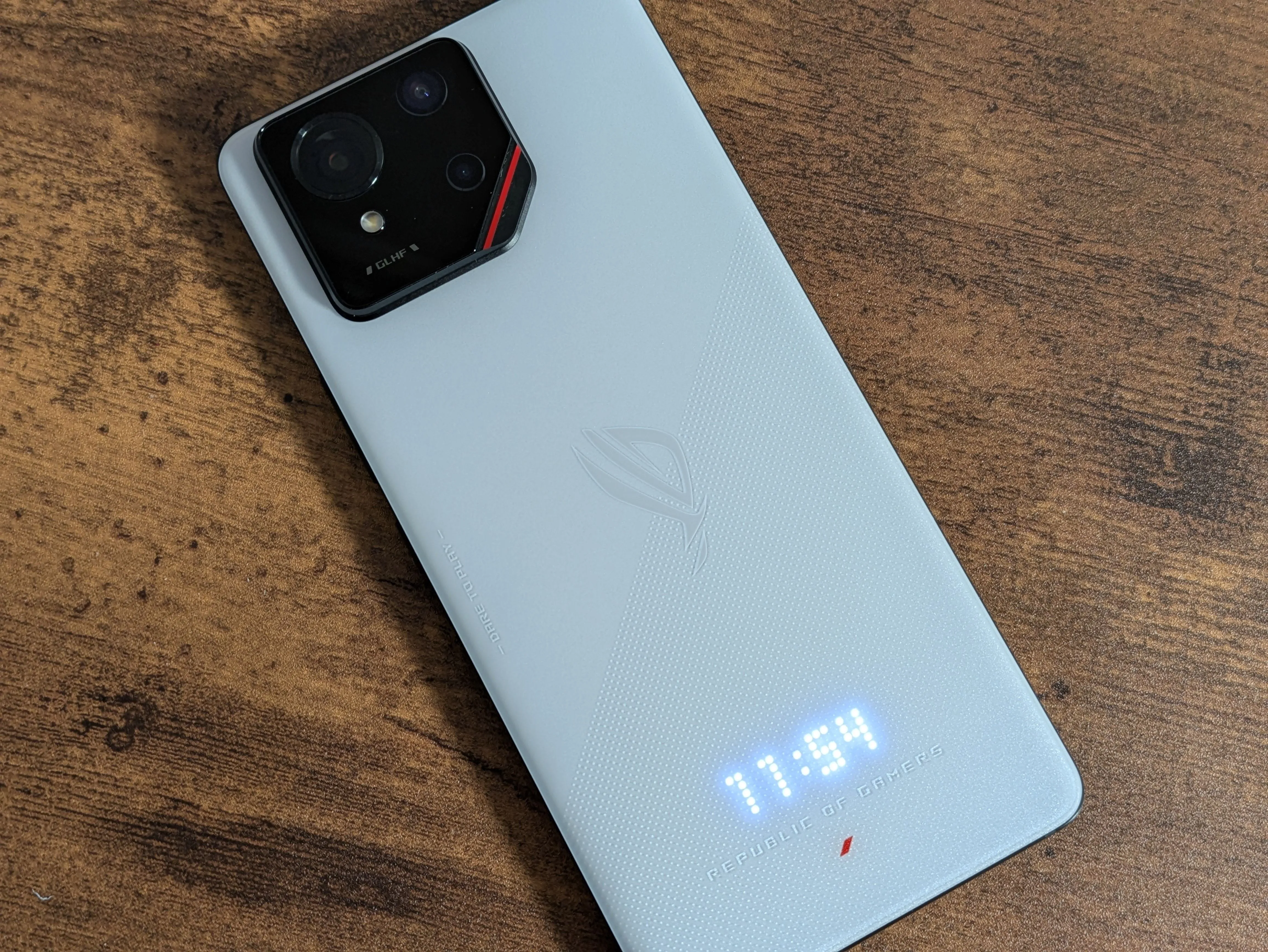 ASUS ROG Phone 9 hiển thị thời gian với AniMe Vision.