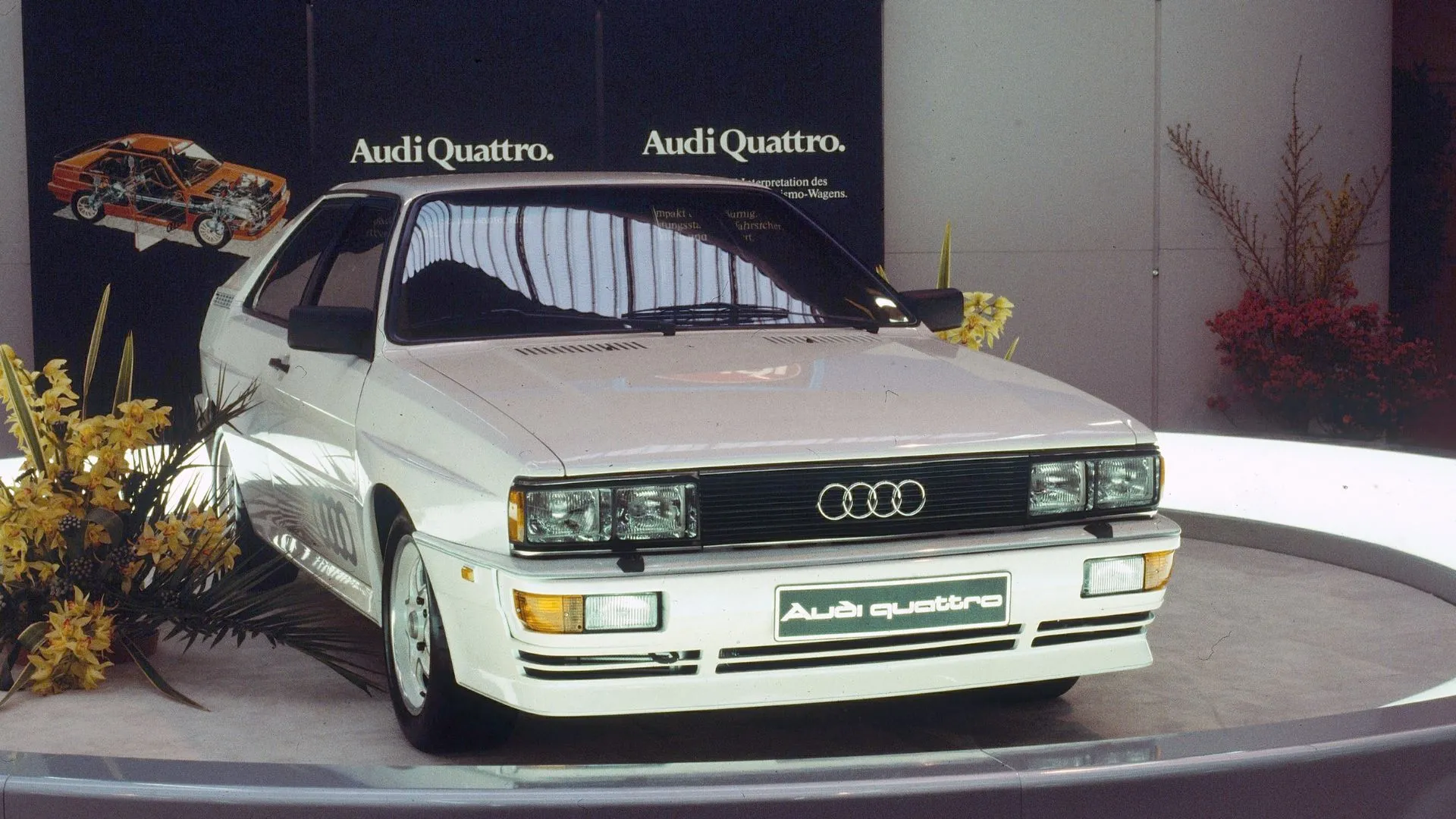 Audi Quattro tại Triển lãm Ô tô Geneva 1980, giới thiệu hệ dẫn động bốn bánh toàn thời gian vĩnh viễn.