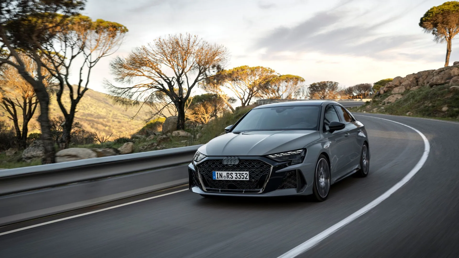 Audi RS3 Sedan màu xám trên con đường làng quanh co