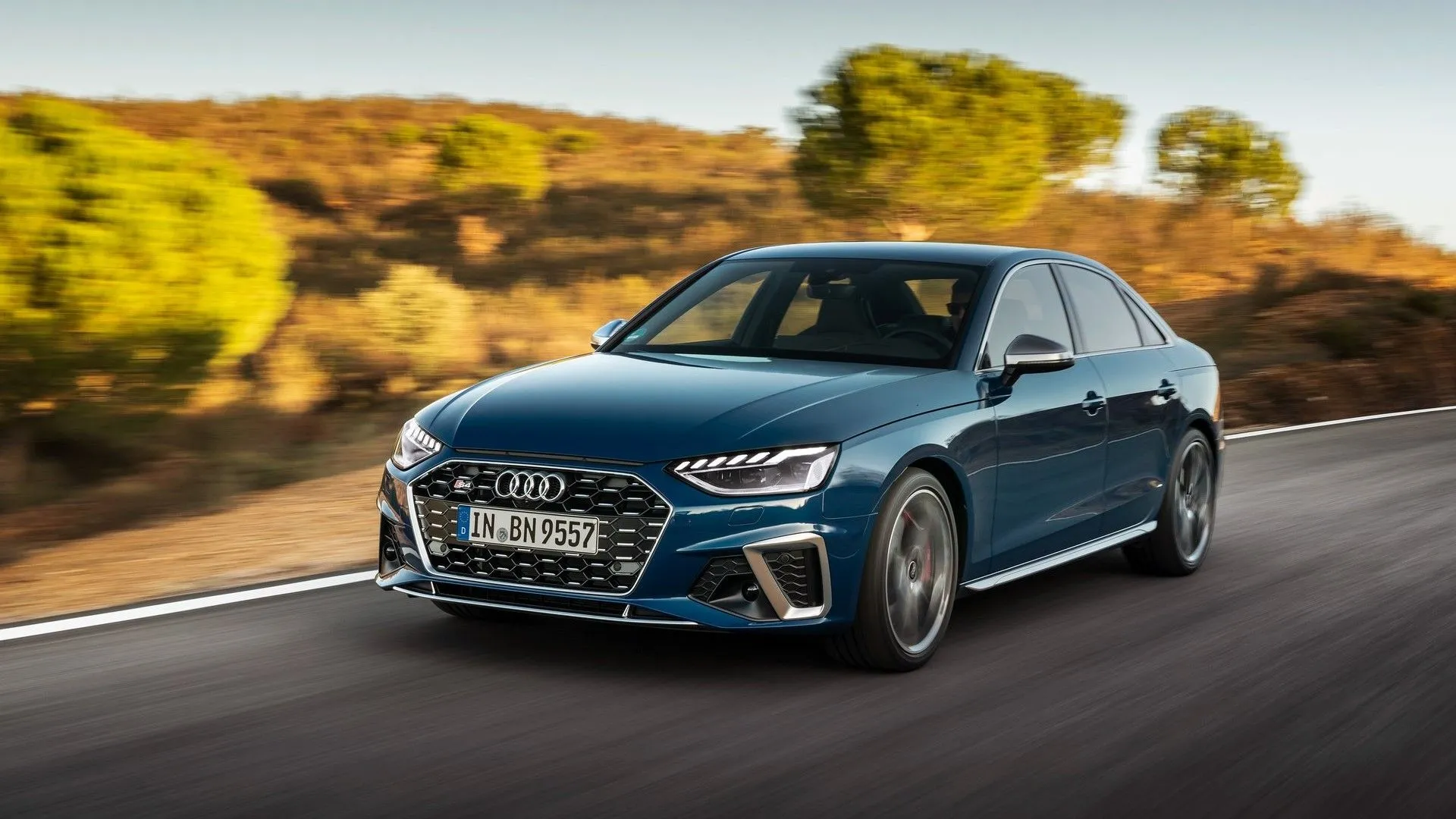 Audi S4 TDI 2020 màu trắng nhìn từ góc 3/4 phía trước, một sedan thể thao sang trọng