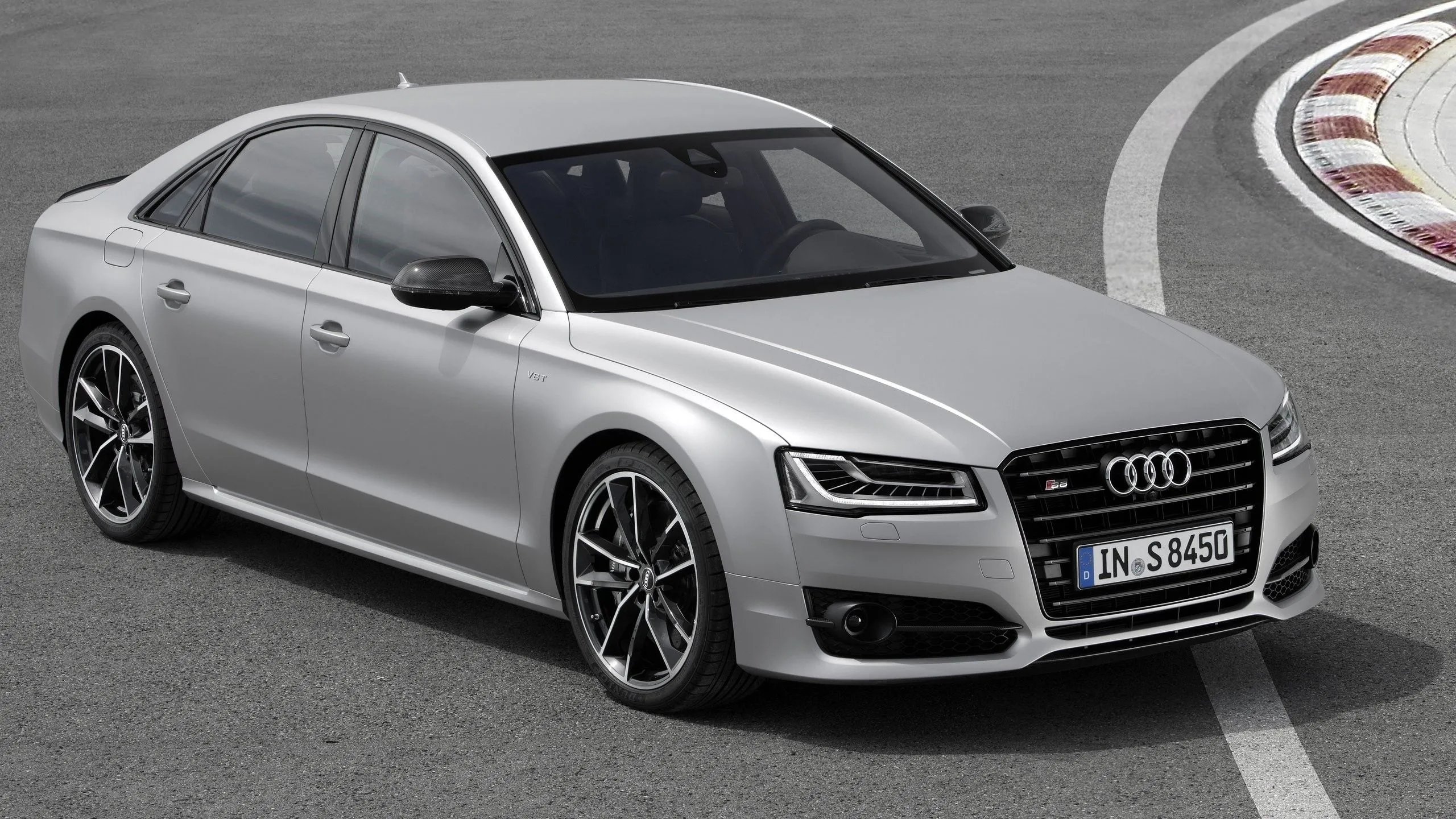 Audi S8 Plus 2016 màu xám bạc đỗ trên đường đua, sẵn sàng cho hiệu suất đỉnh cao