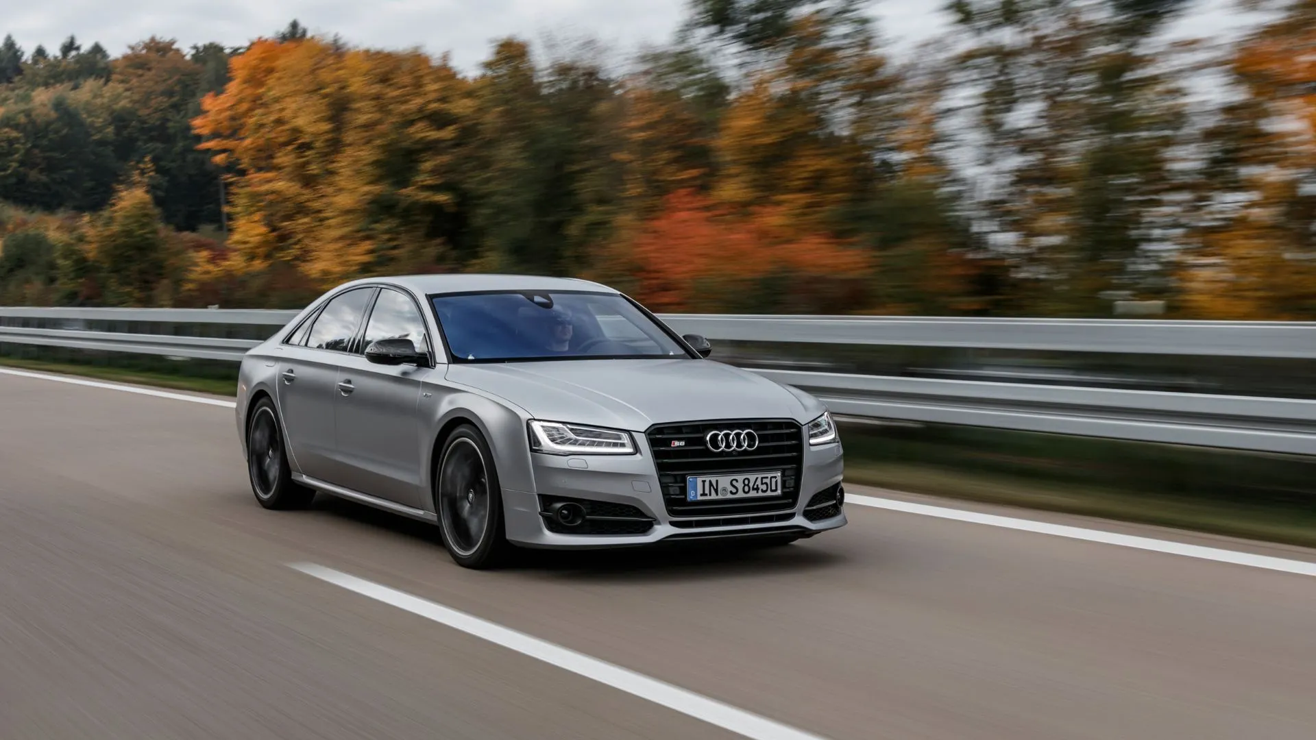 Audi S8 Plus 2017 màu bạc di chuyển trên đường cao tốc, sự kết hợp hoàn hảo giữa hiệu suất và tiện nghi