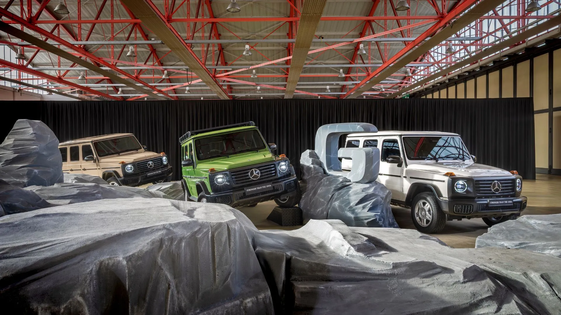 Ba chiếc Mercedes-Benz G-Class Edition Stronger Than The 1980s màu sắc độc quyền đậu cạnh nhau, thể hiện sự mạnh mẽ và di sản off-road