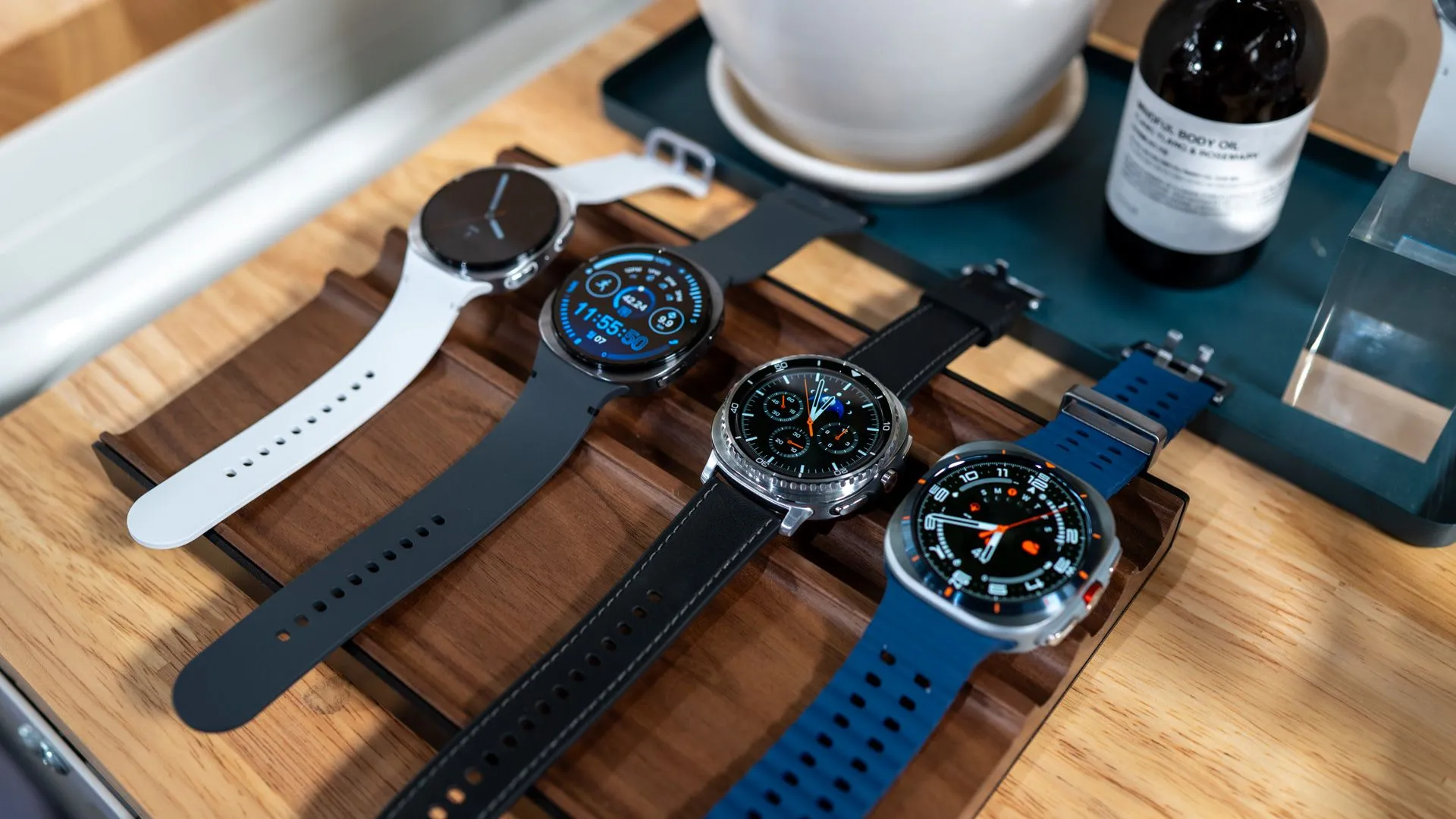 Ba mẫu đồng hồ Samsung Galaxy Watch 8, Watch 8 Classic và Watch Ultra (2025) đặt cạnh nhau