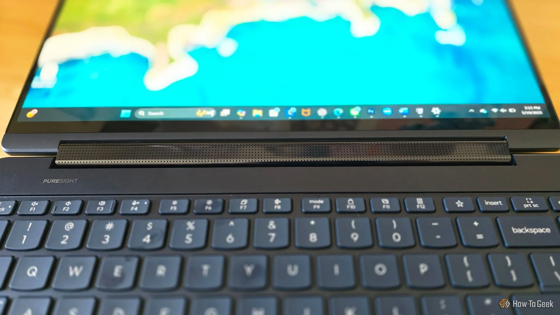 Bản lề và thanh loa trên laptop Lenovo Yoga 9i 2-in-1 Gen 10 Aura Edition.