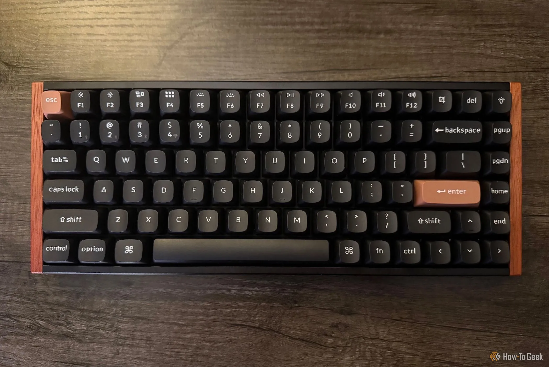 Bàn phím Keychron K2 HE Special Edition màu đen trên bàn làm việc, thể hiện thiết kế nhỏ gọn