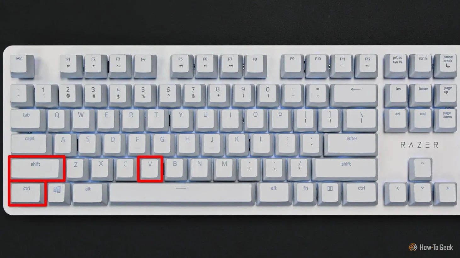 Bàn phím làm nổi bật các phím Ctrl, Shift và V cho lệnh dán không định dạng