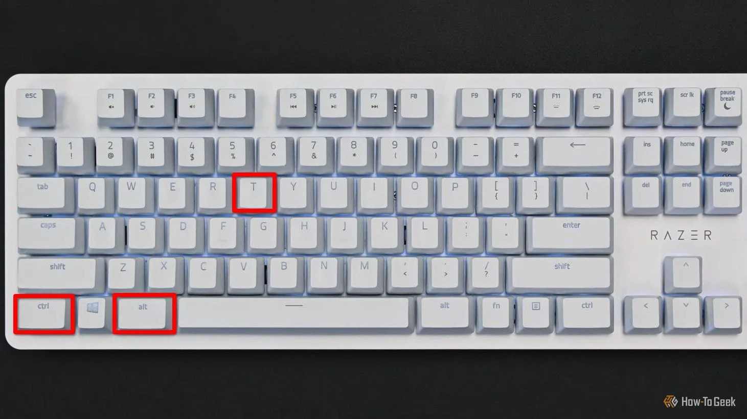 Bàn phím làm nổi bật phím Ctrl, Alt và T để mở cửa sổ terminal trên Linux