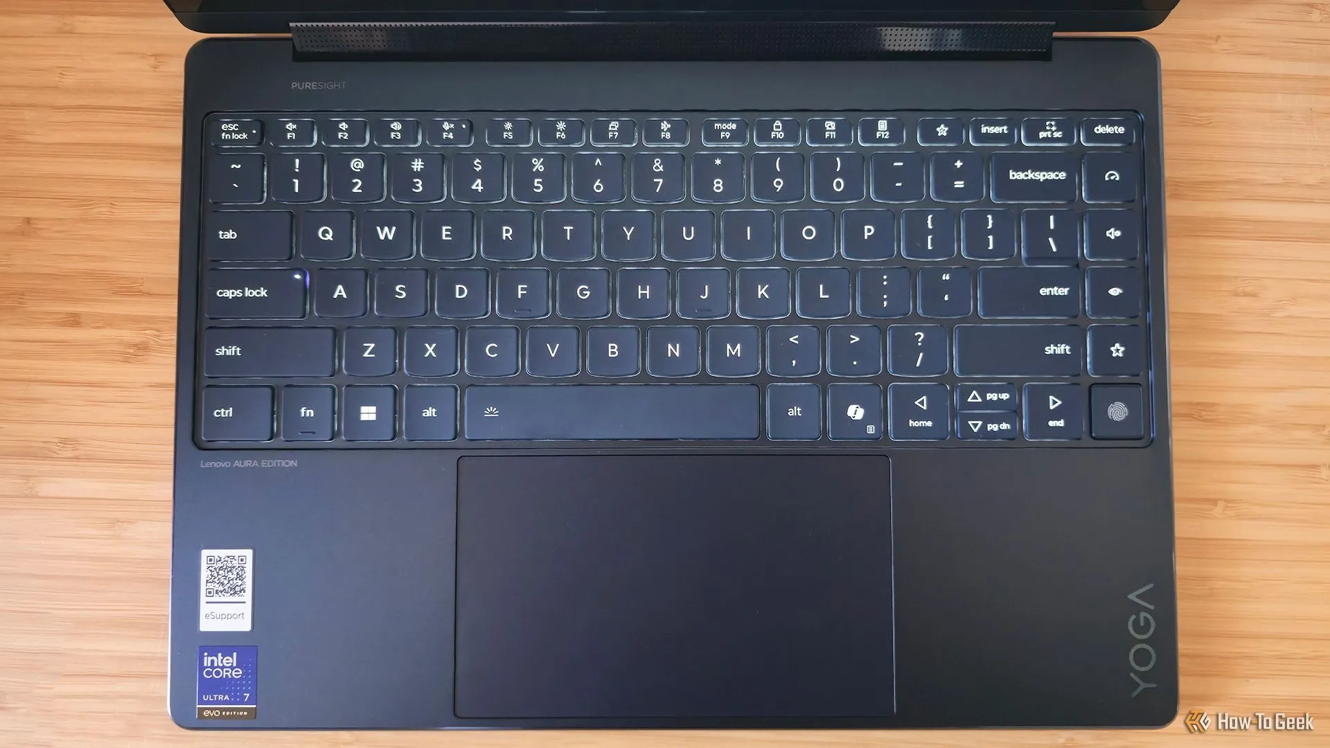 Bàn phím và touchpad của laptop Lenovo Yoga 9i 2-in-1 Gen 10 Aura Edition.