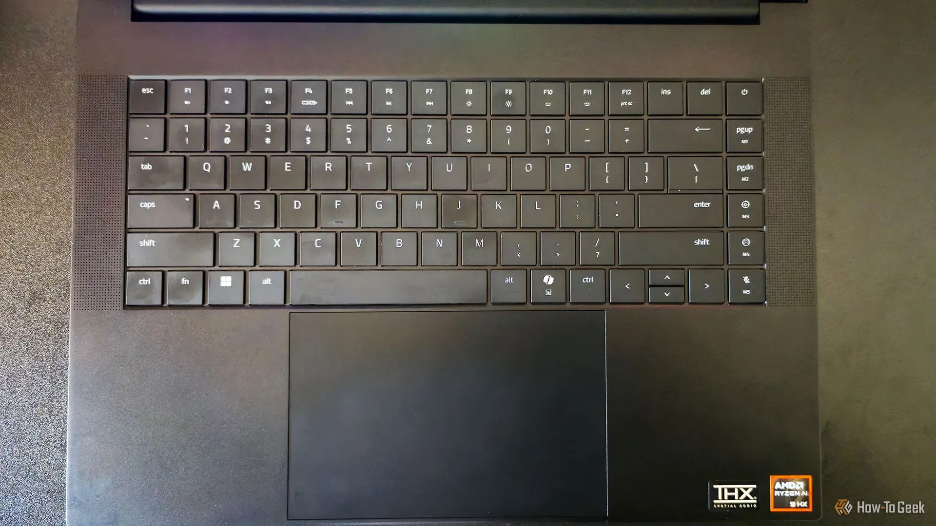 Bàn phím và touchpad rộng rãi của laptop gaming Razer Blade 16 2025 màu đen