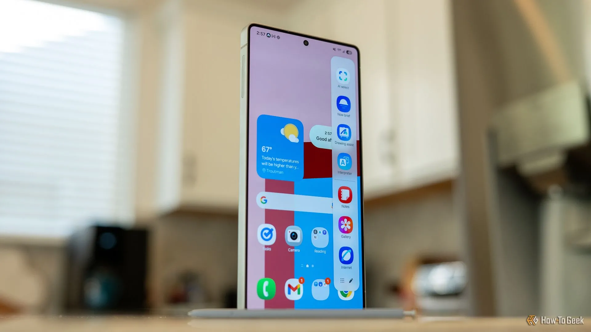 Bảng điều khiển Edge Panel mở rộng trên màn hình Samsung Galaxy S25 Ultra